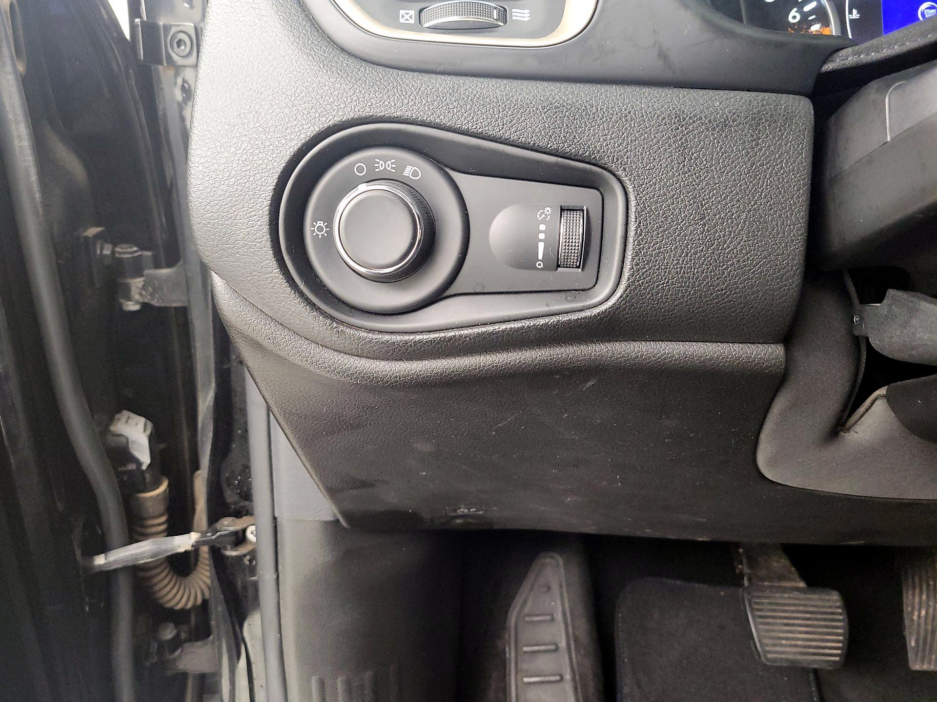 Thumbnail: 2017 Jeep Renegade - 13