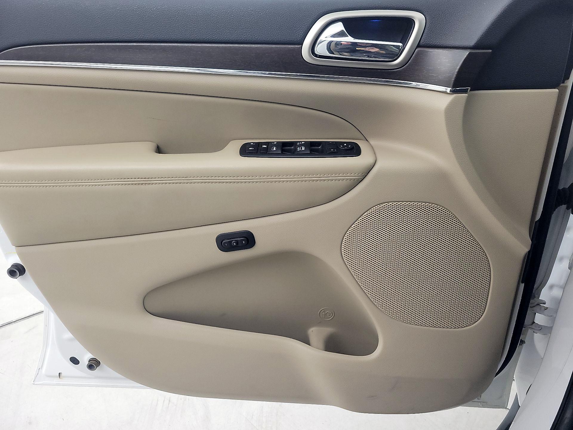 Thumbnail: 2015 Jeep Grand Cherokee - 12