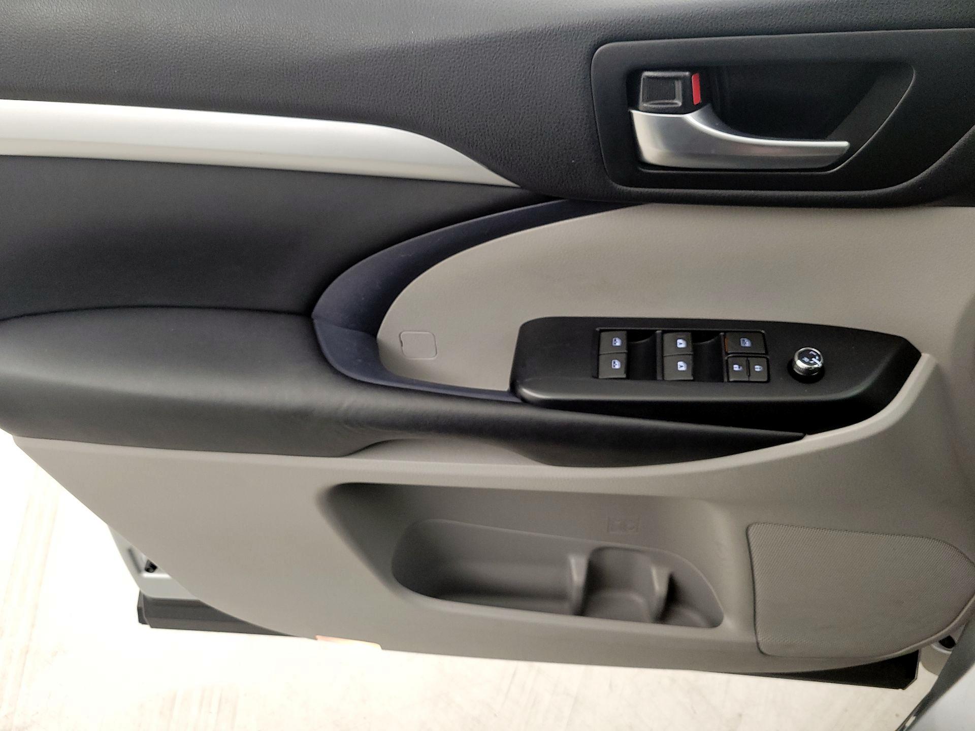 Thumbnail: 2018 Toyota Highlander - 12