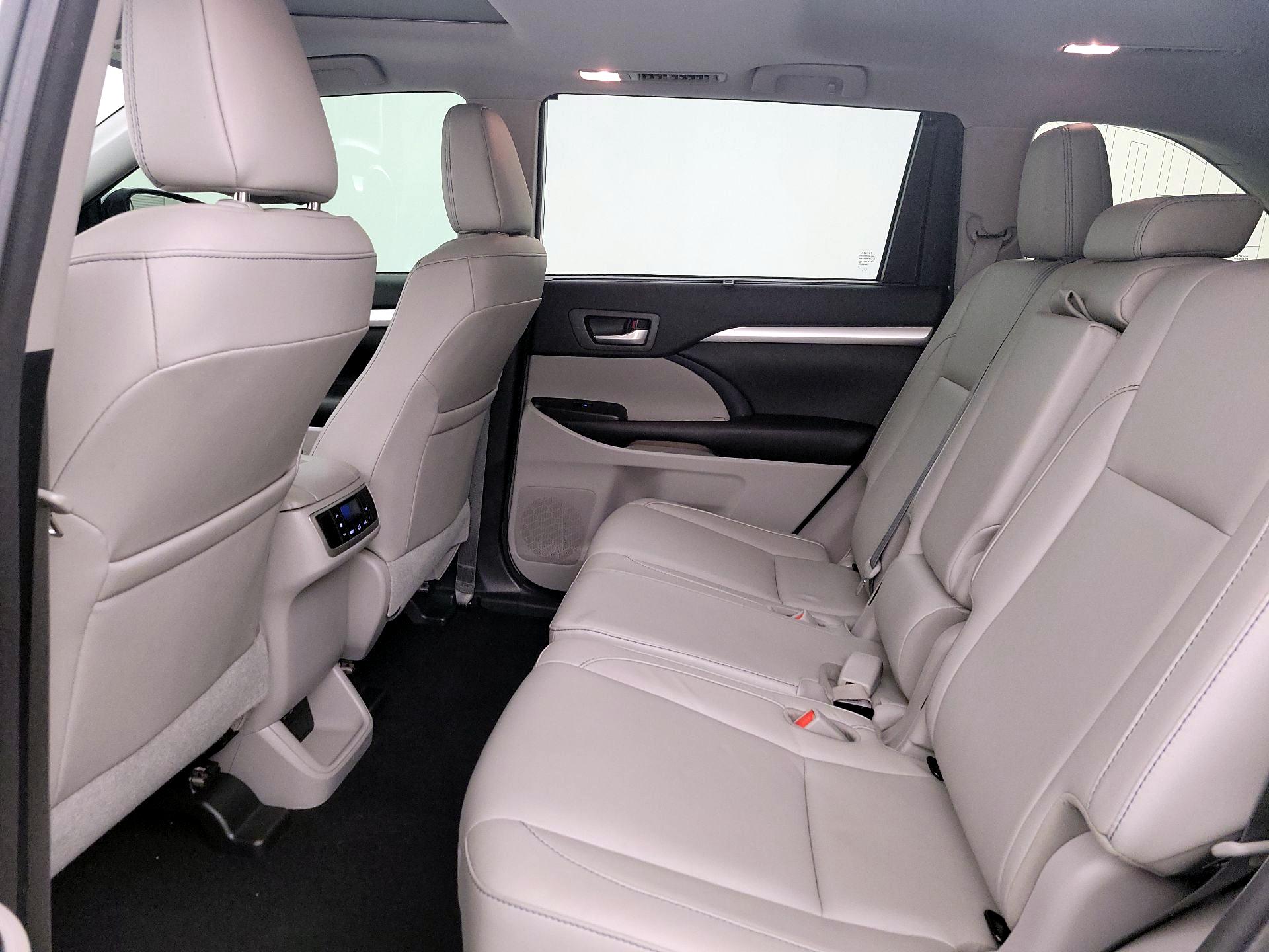 Thumbnail: 2018 Toyota Highlander - 18