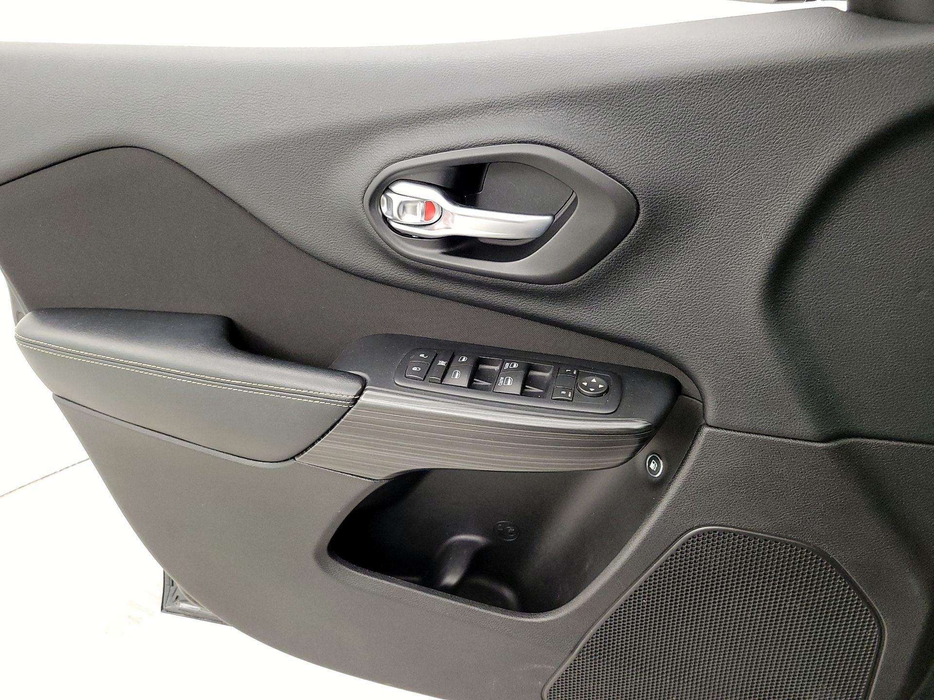 Thumbnail: 2015 Jeep Cherokee - 12