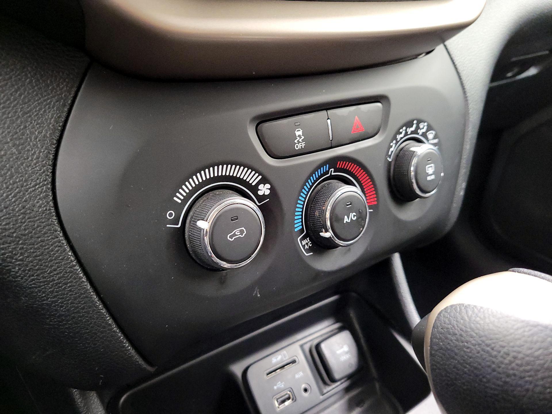 Thumbnail: 2016 Jeep Cherokee - 14