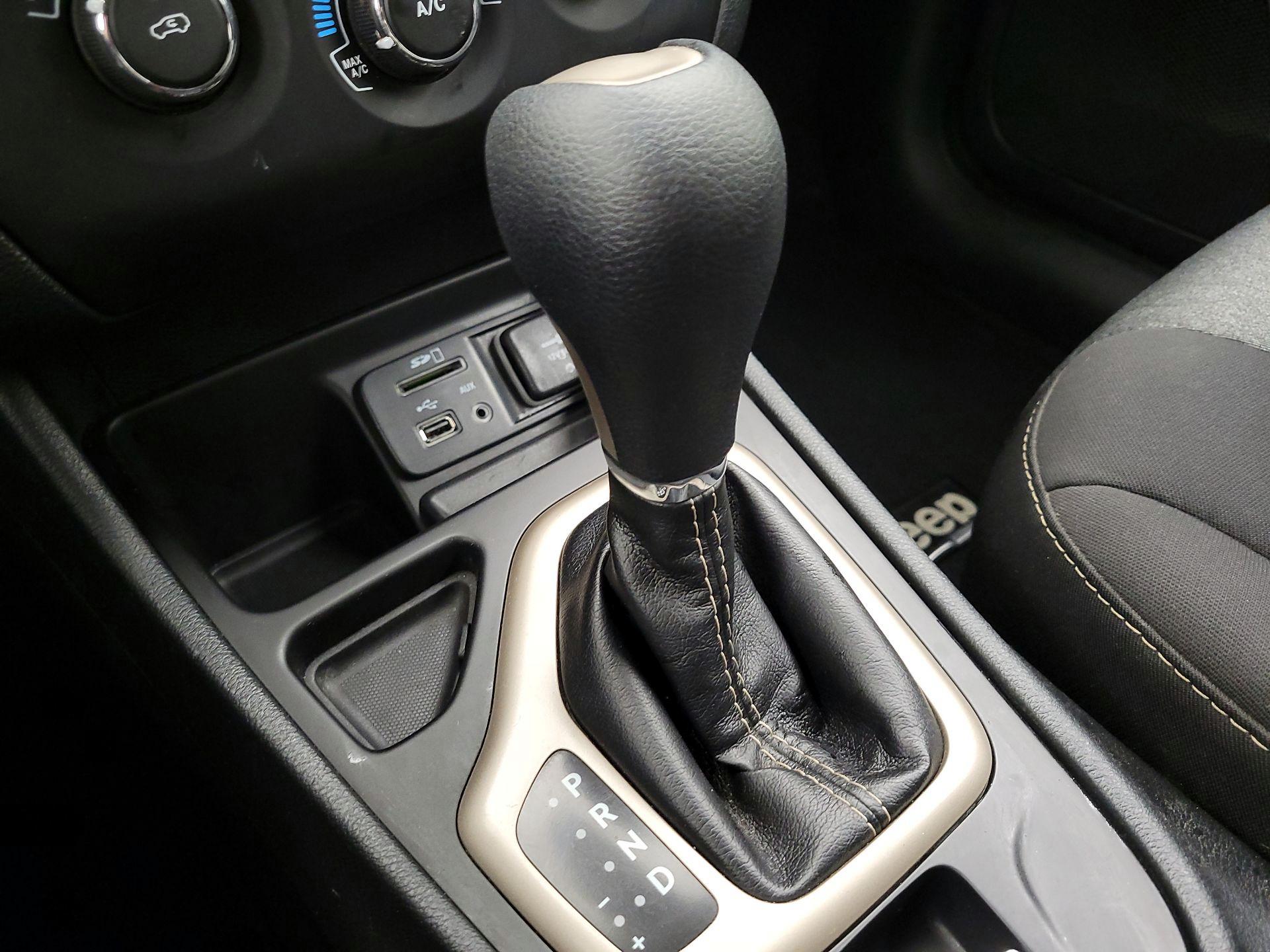 Thumbnail: 2016 Jeep Cherokee - 15