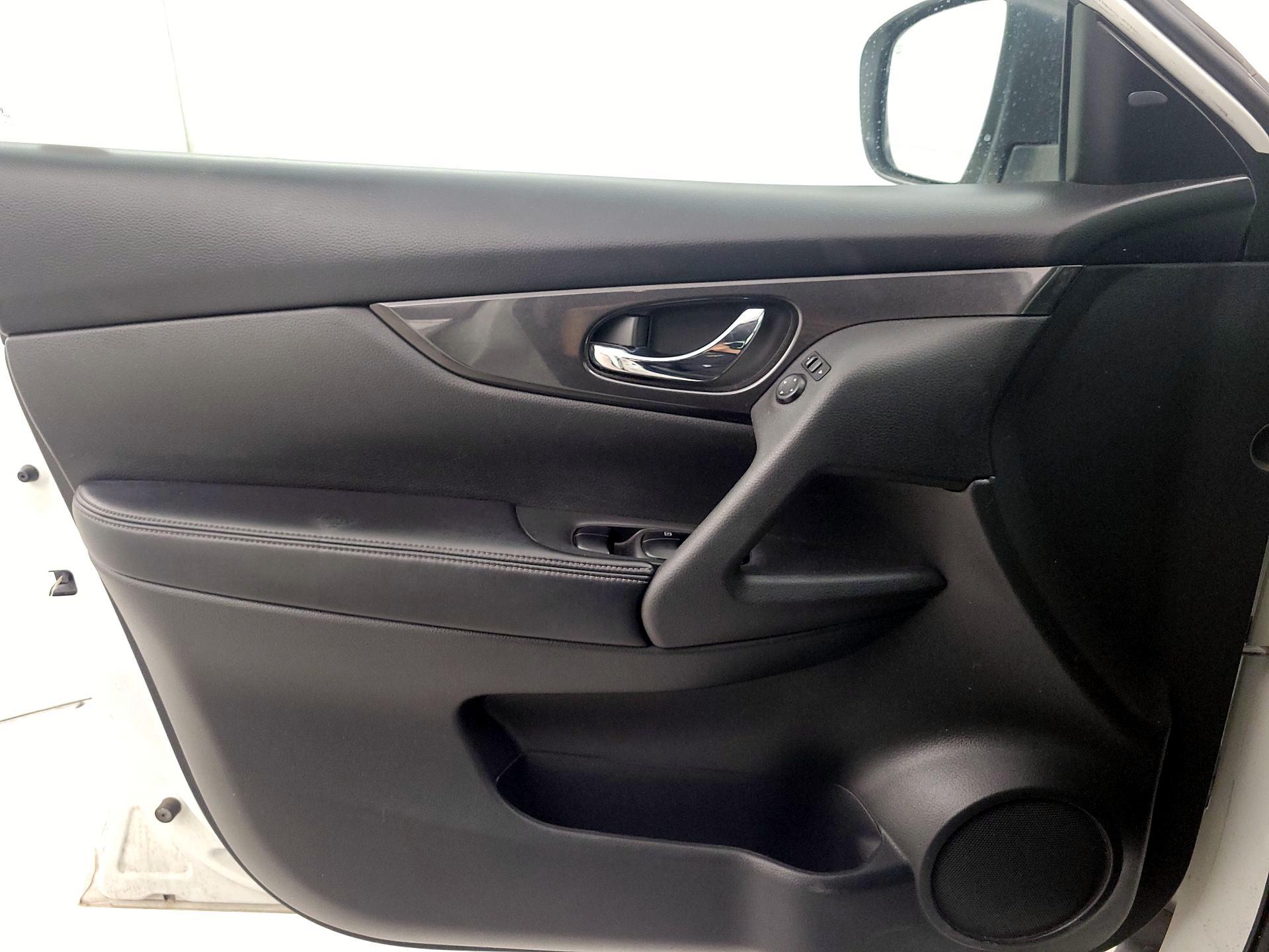 Thumbnail: 2017 Nissan Rogue - 12