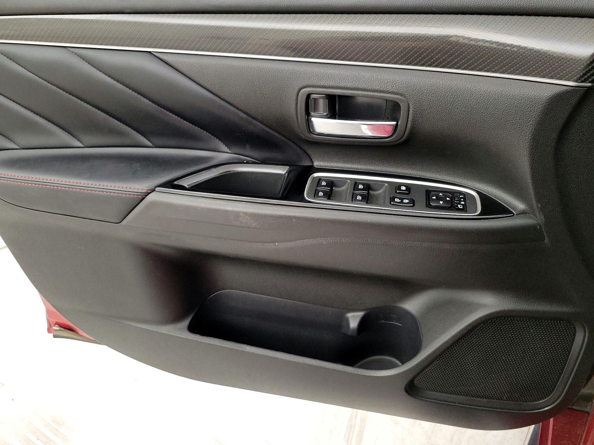 Thumbnail: 2021 Mitsubishi Outlander - 12