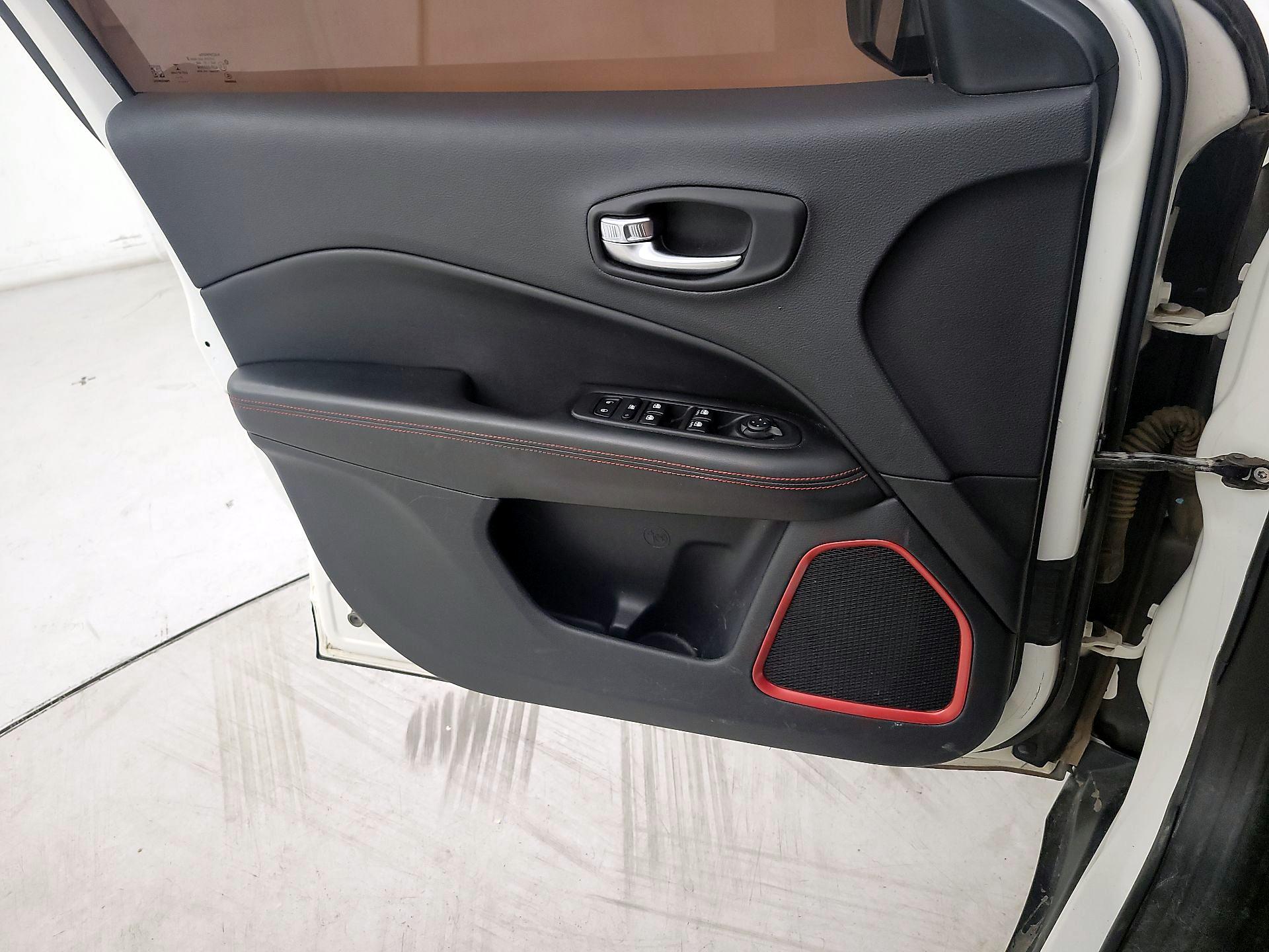 Thumbnail: 2018 Jeep Compass - 12