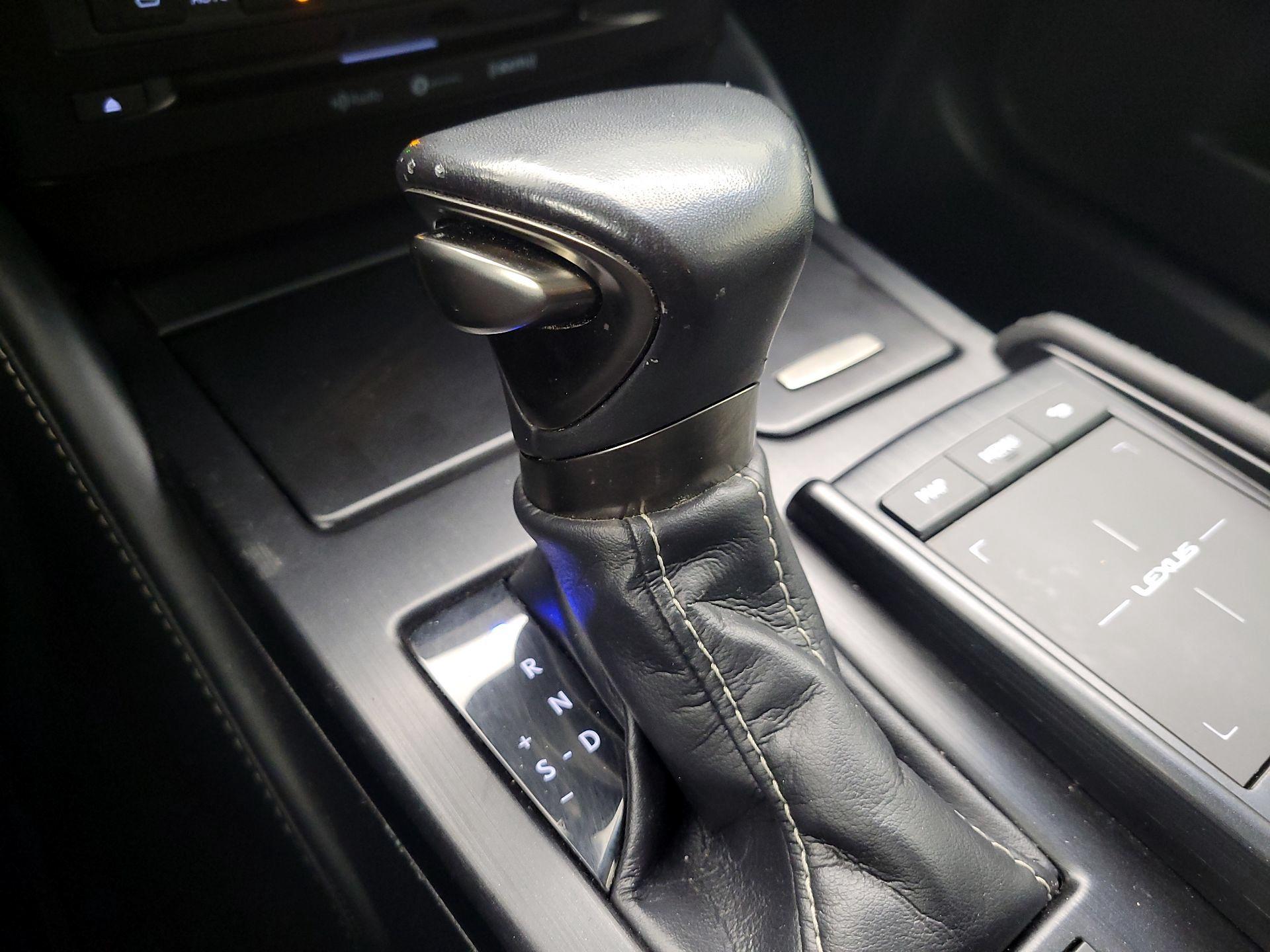 Thumbnail: 2019 Lexus ES - 18