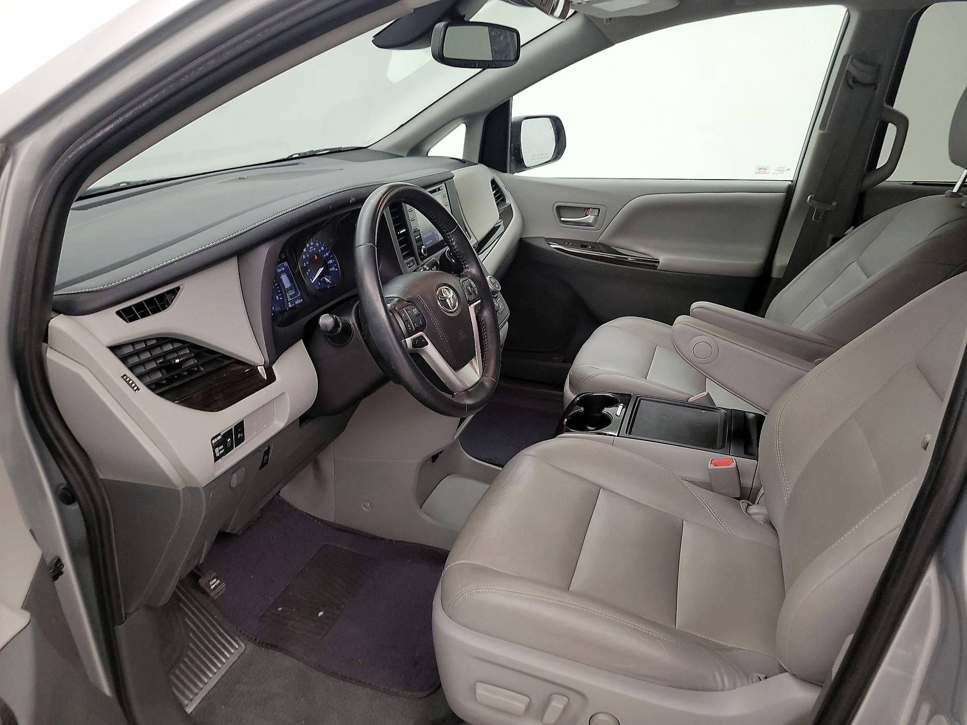 Thumbnail: 2020 Toyota Sienna - 9