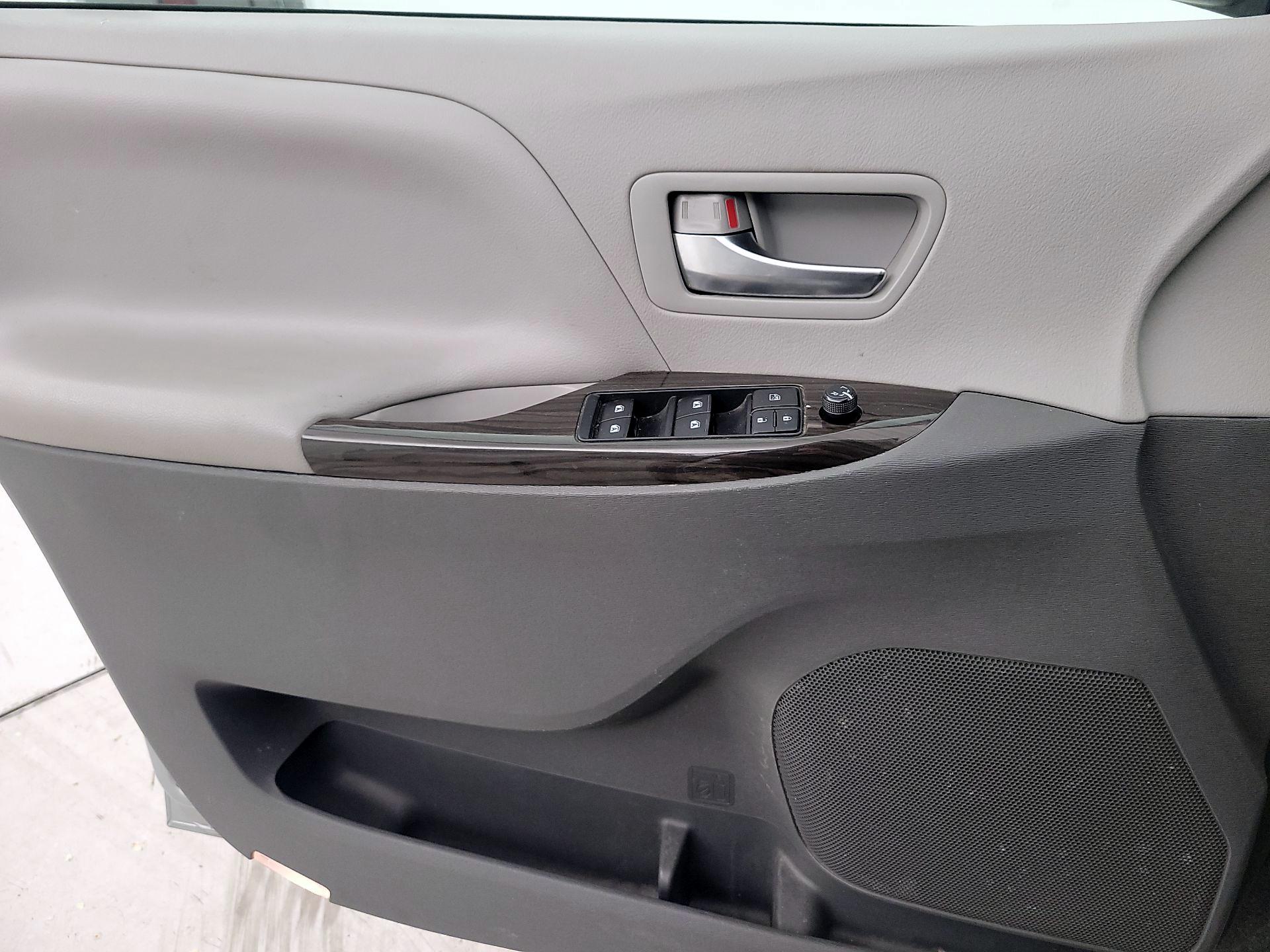 Thumbnail: 2020 Toyota Sienna - 10