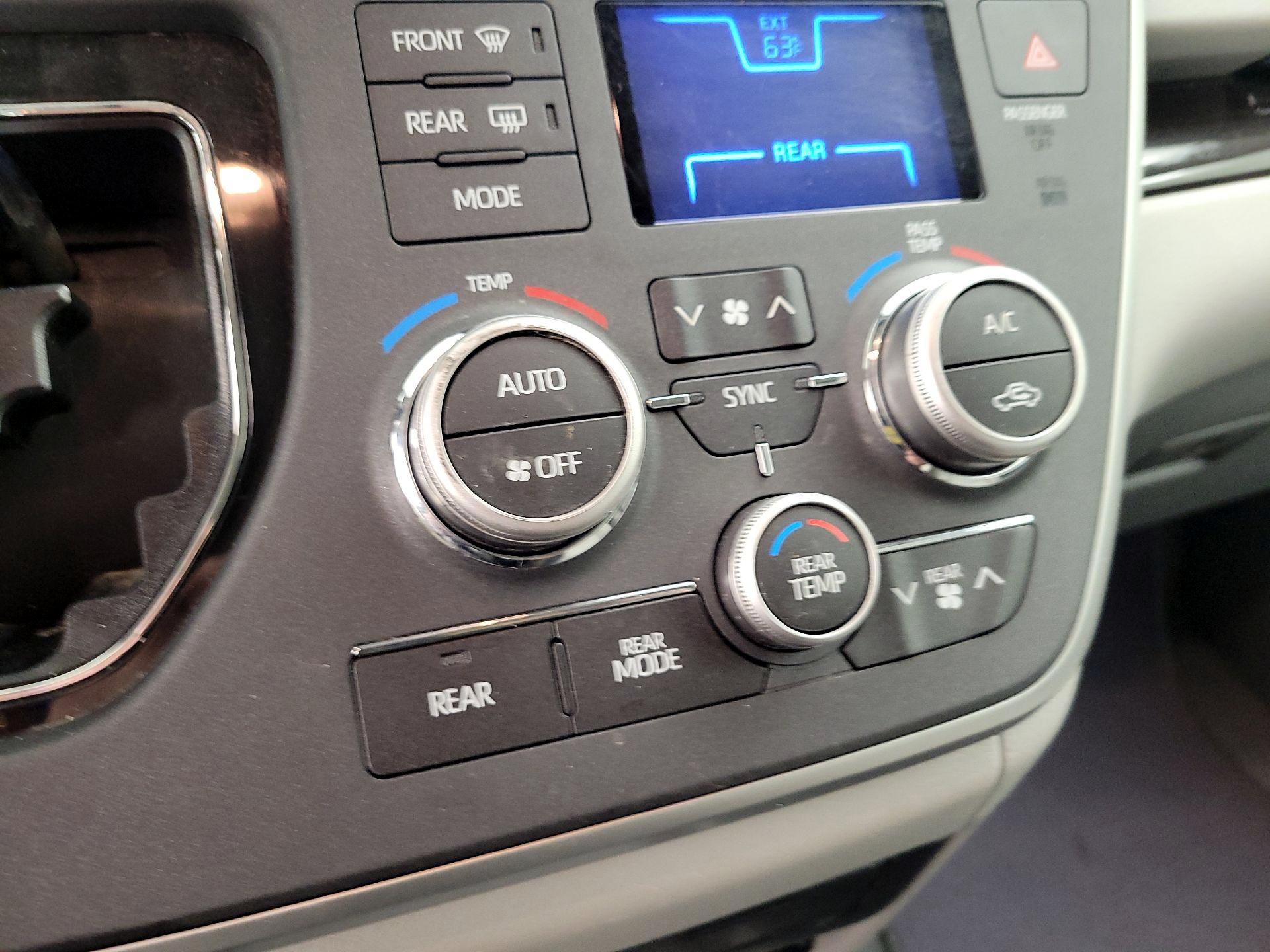 Thumbnail: 2020 Toyota Sienna - 12