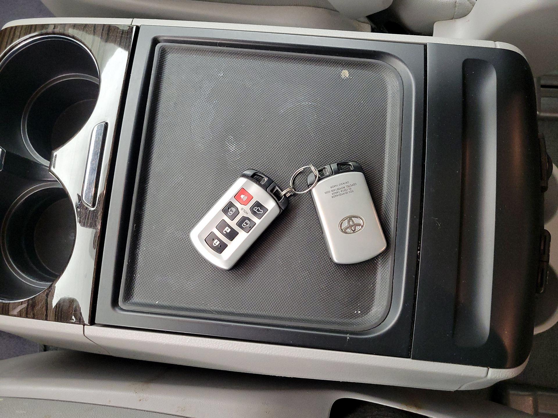 Thumbnail: 2020 Toyota Sienna - 16