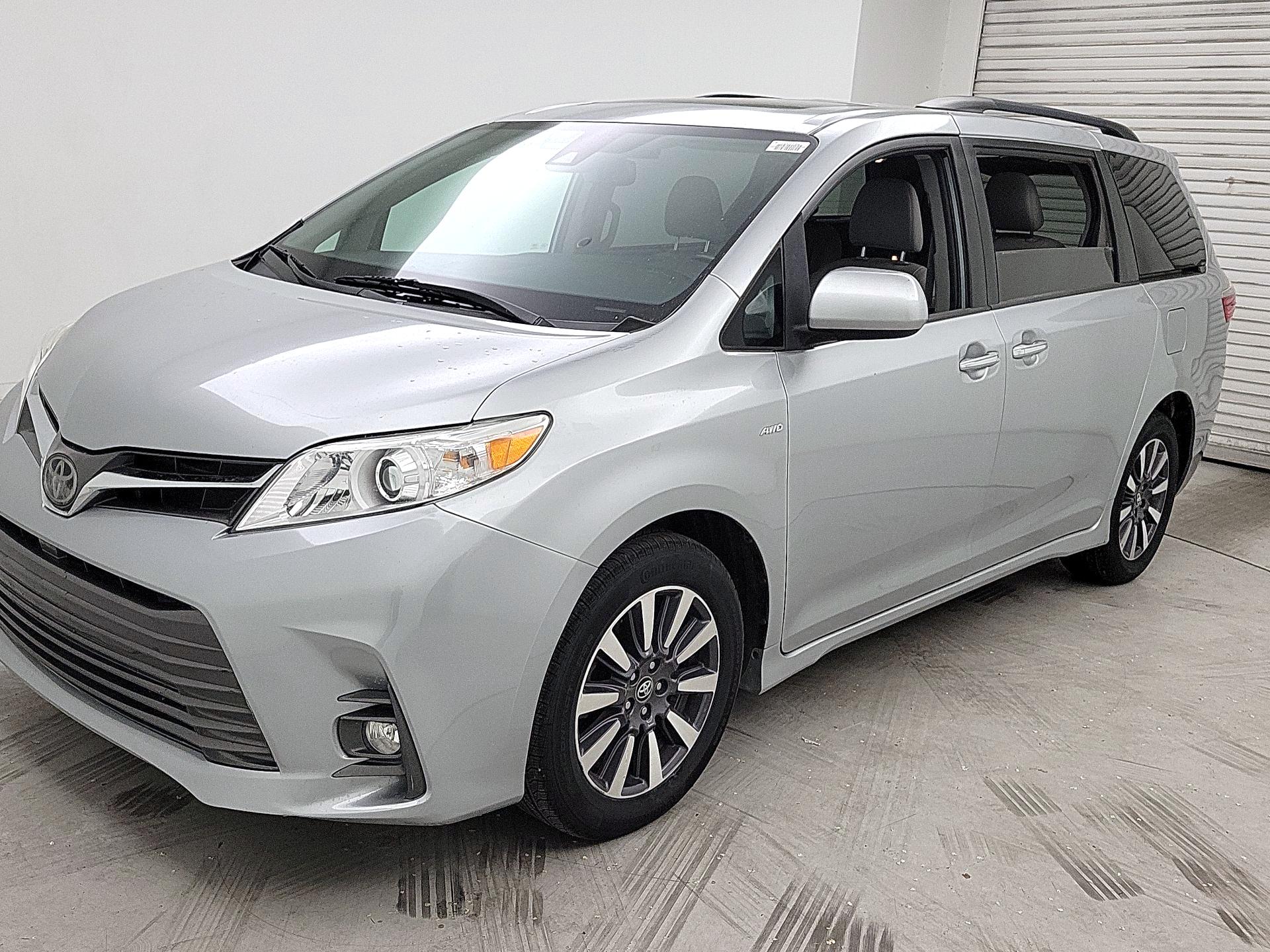 Thumbnail: 2020 Toyota Sienna - 3