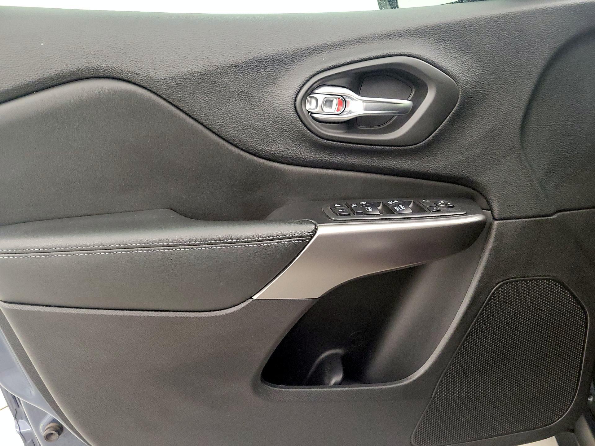 Thumbnail: 2020 Jeep Cherokee - 12