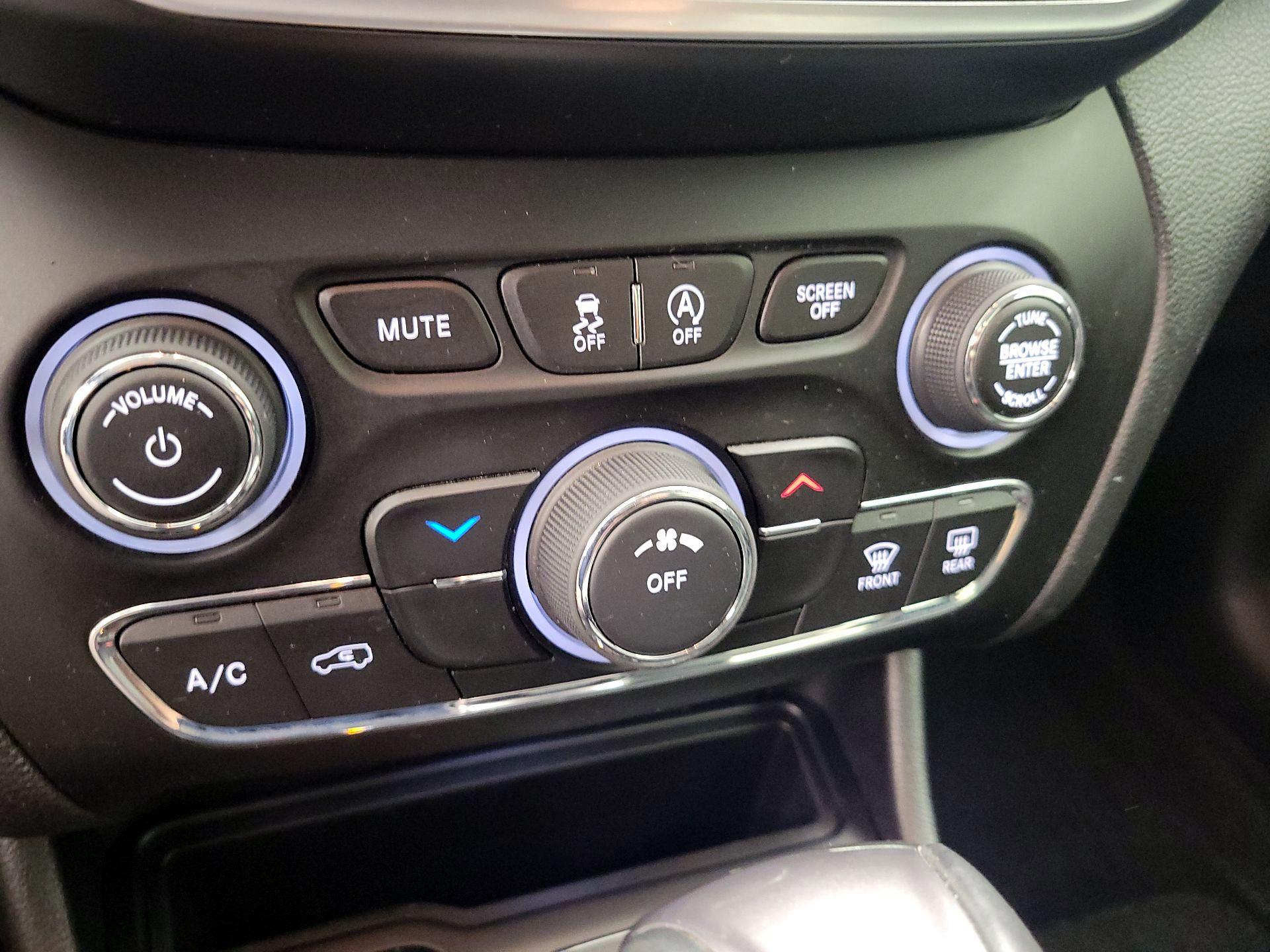 Thumbnail: 2020 Jeep Cherokee - 14