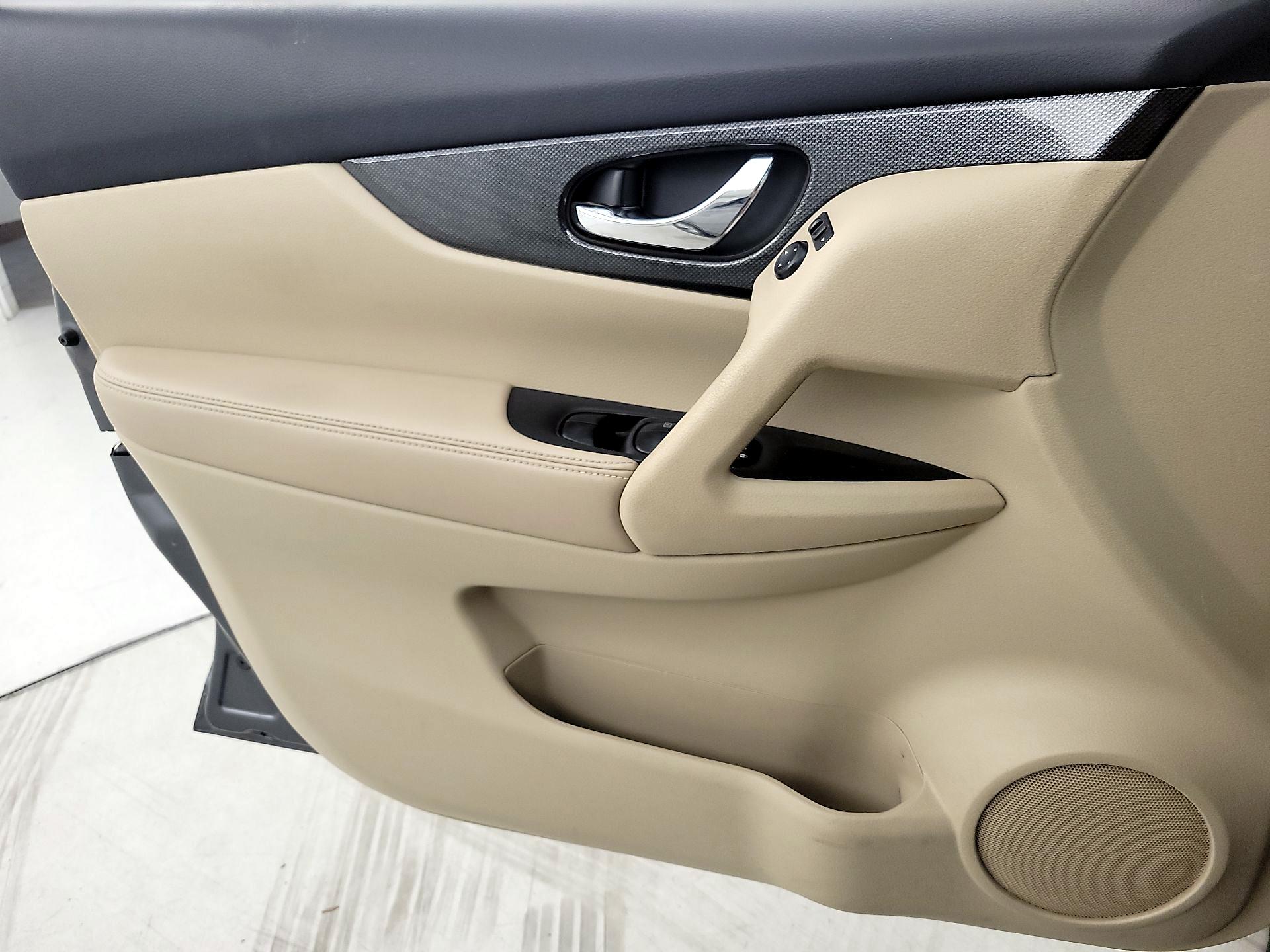 Thumbnail: 2015 Nissan Rogue - 12