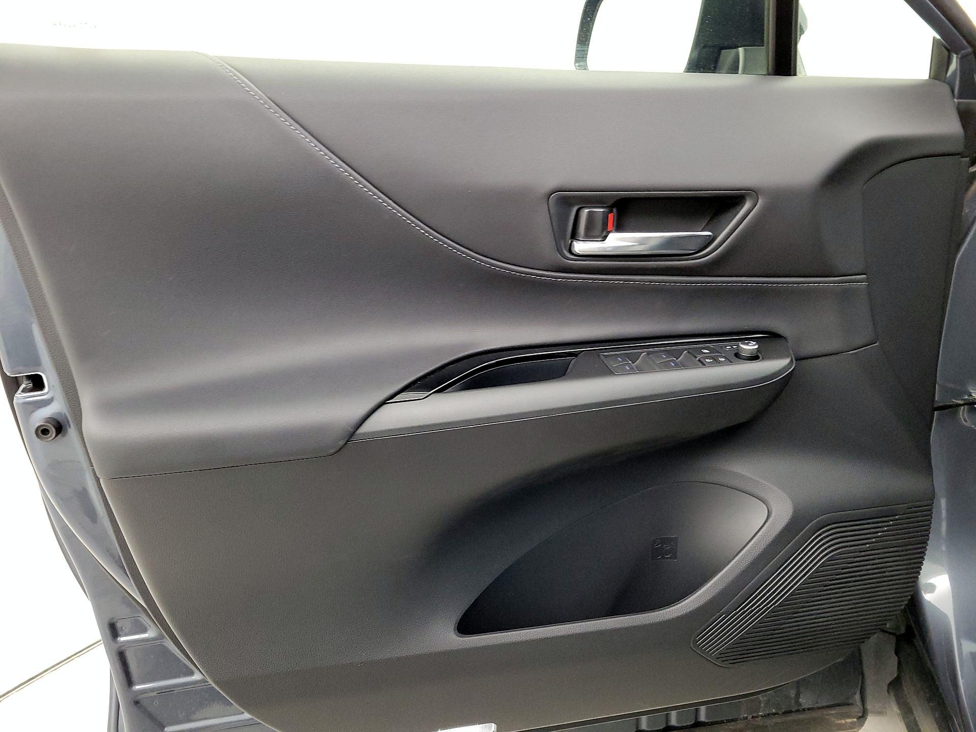 Thumbnail: 2021 Toyota Venza - 12