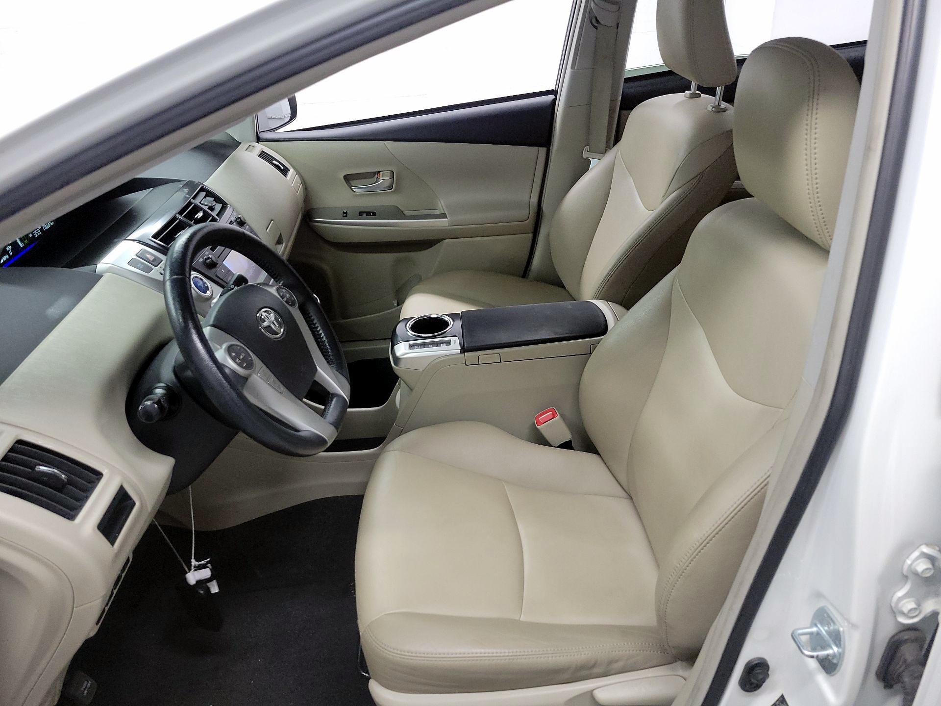 Thumbnail: 2014 Toyota Prius v - 11