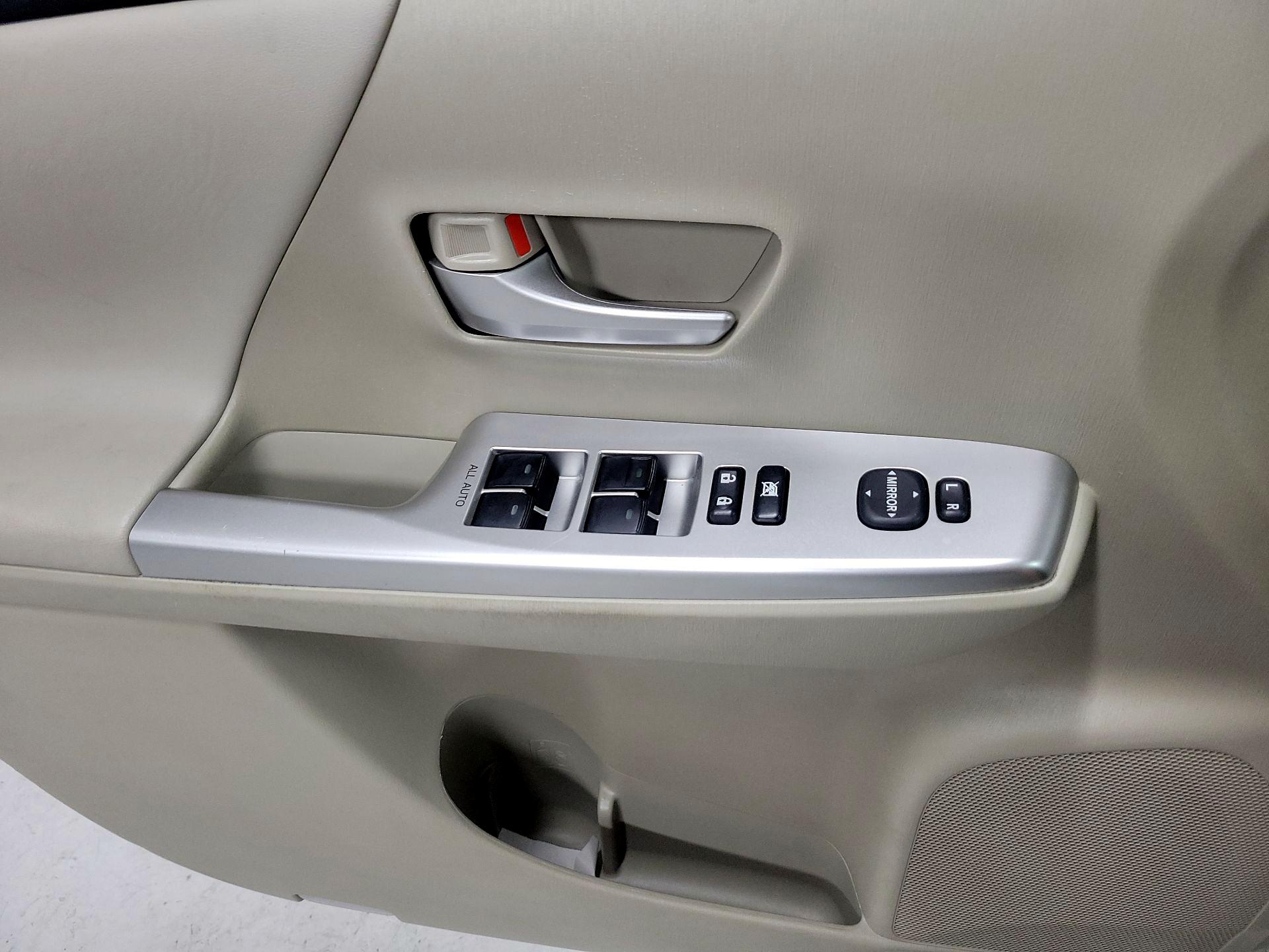 Thumbnail: 2014 Toyota Prius v - 12