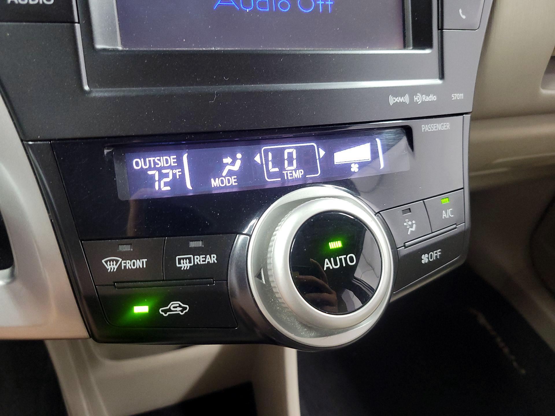 Thumbnail: 2014 Toyota Prius v - 14