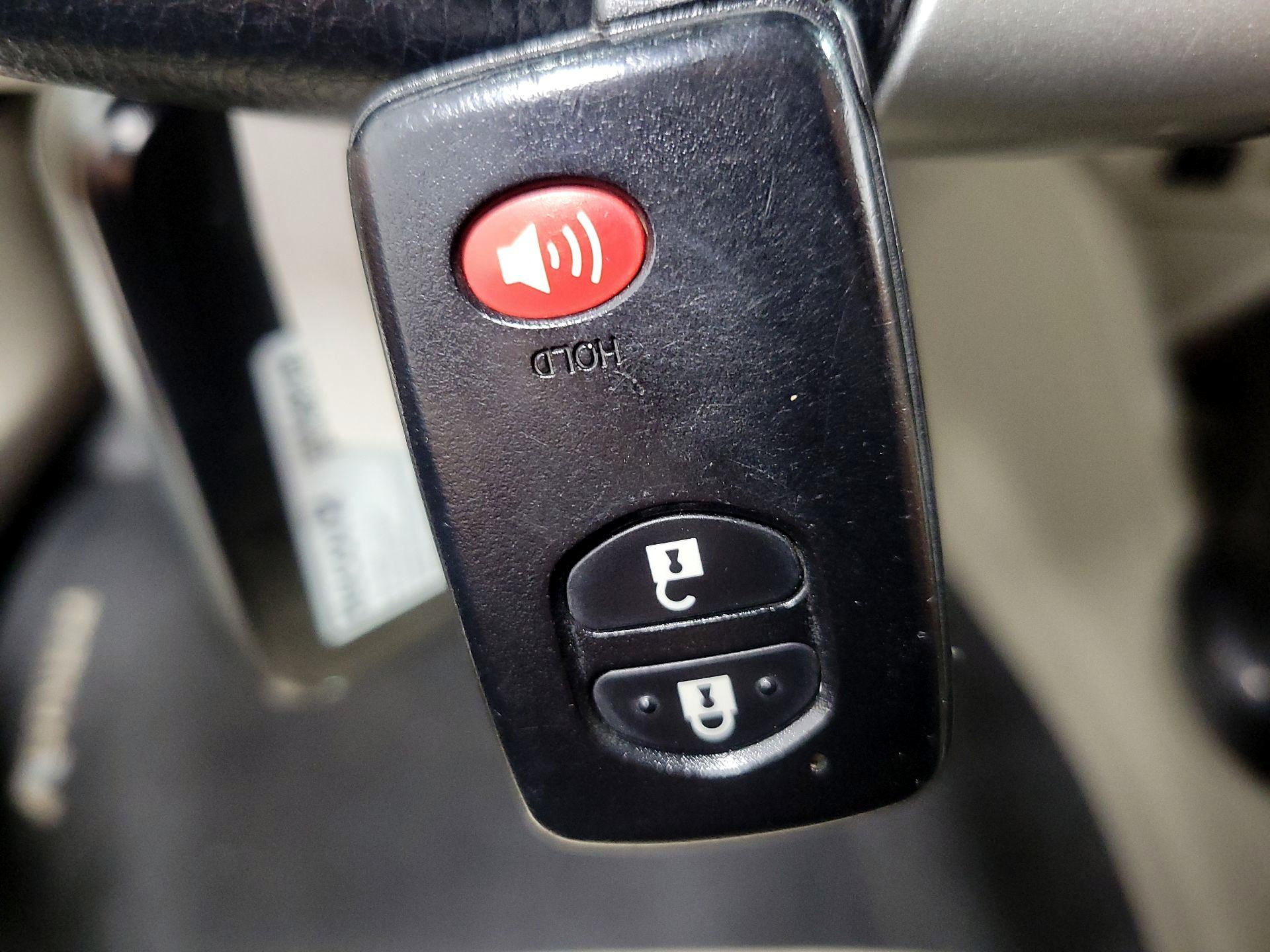 Thumbnail: 2014 Toyota Prius v - 19