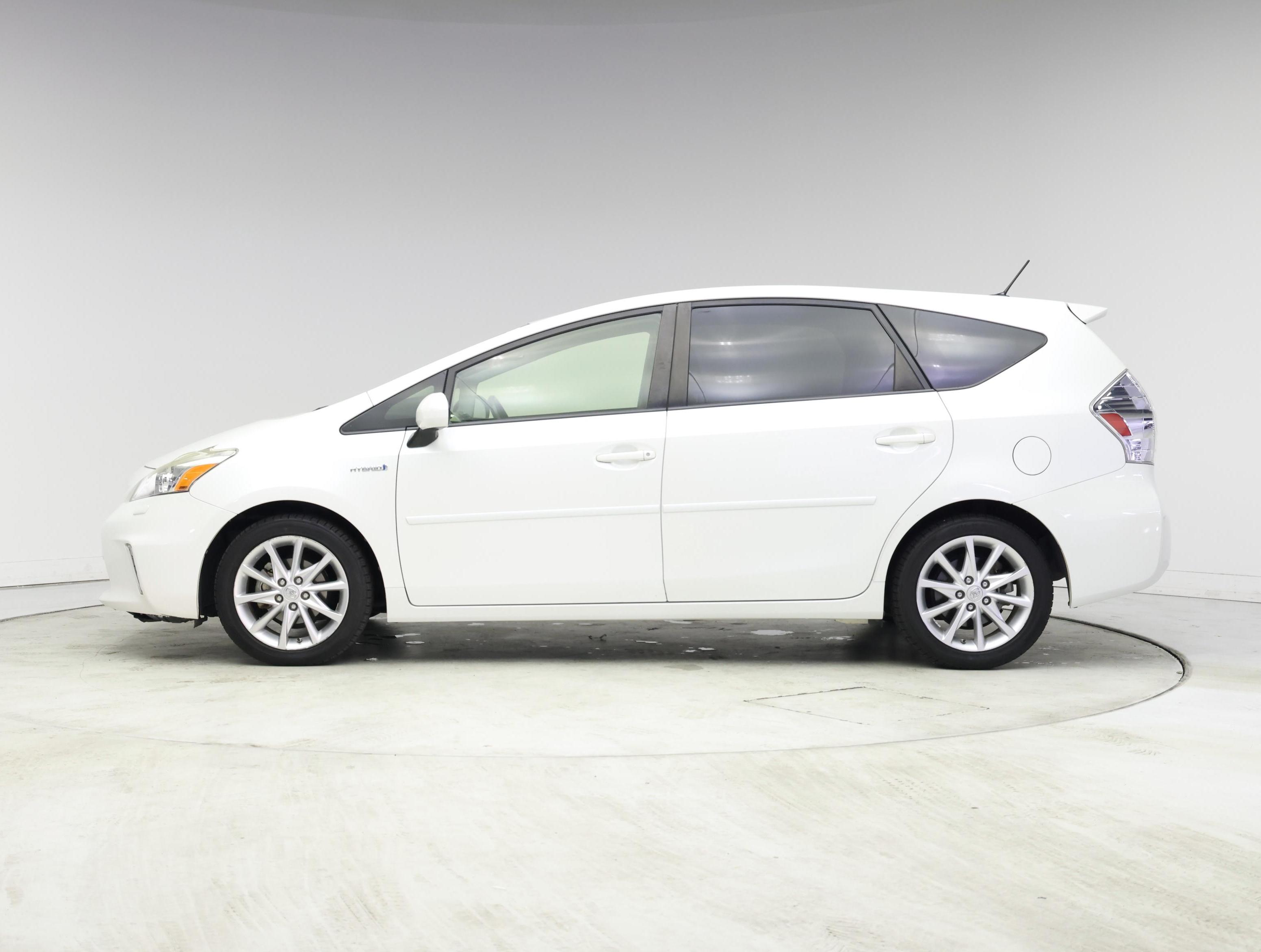 Thumbnail: 2014 Toyota Prius v - 3