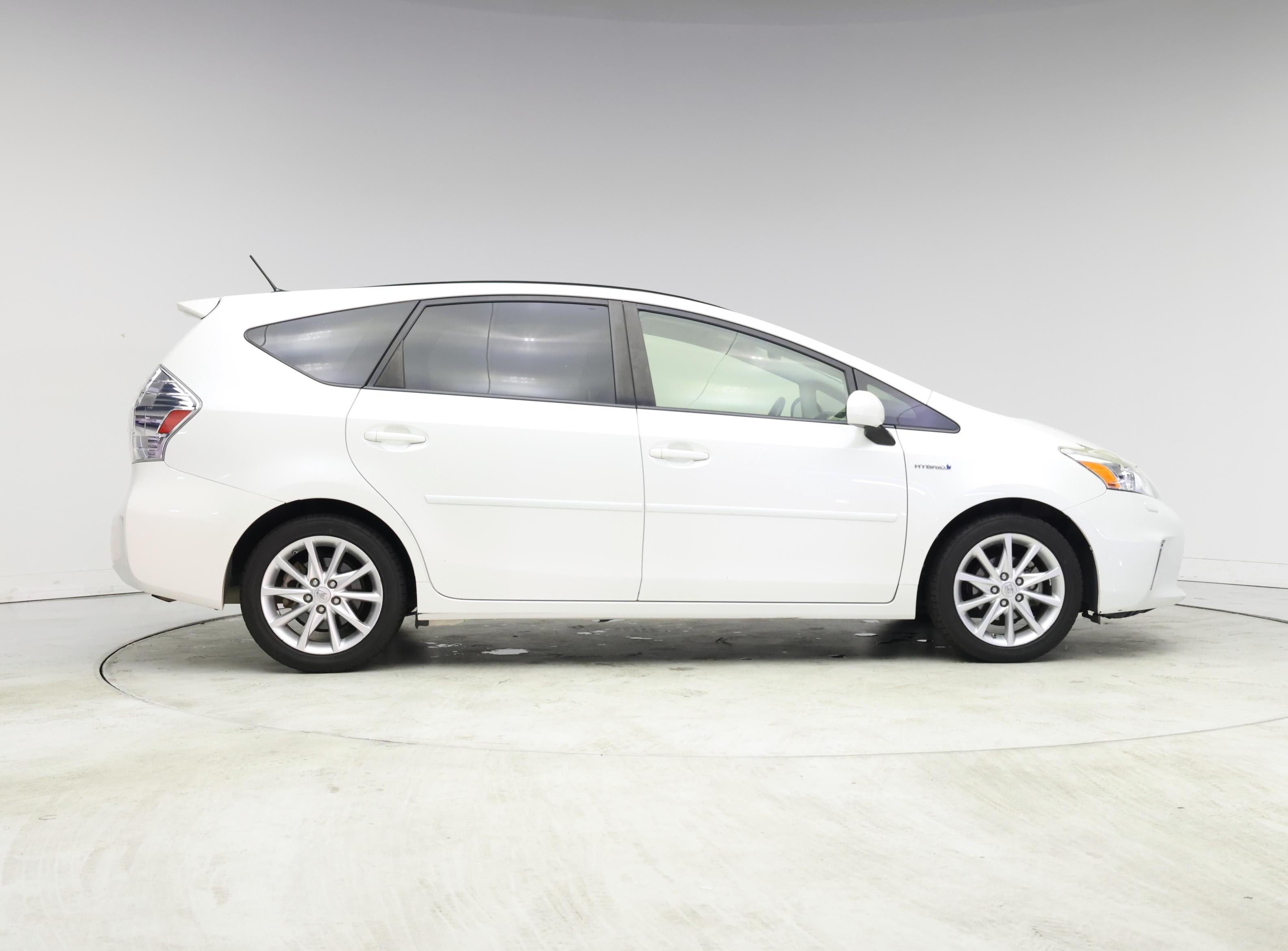 Thumbnail: 2014 Toyota Prius v - 7