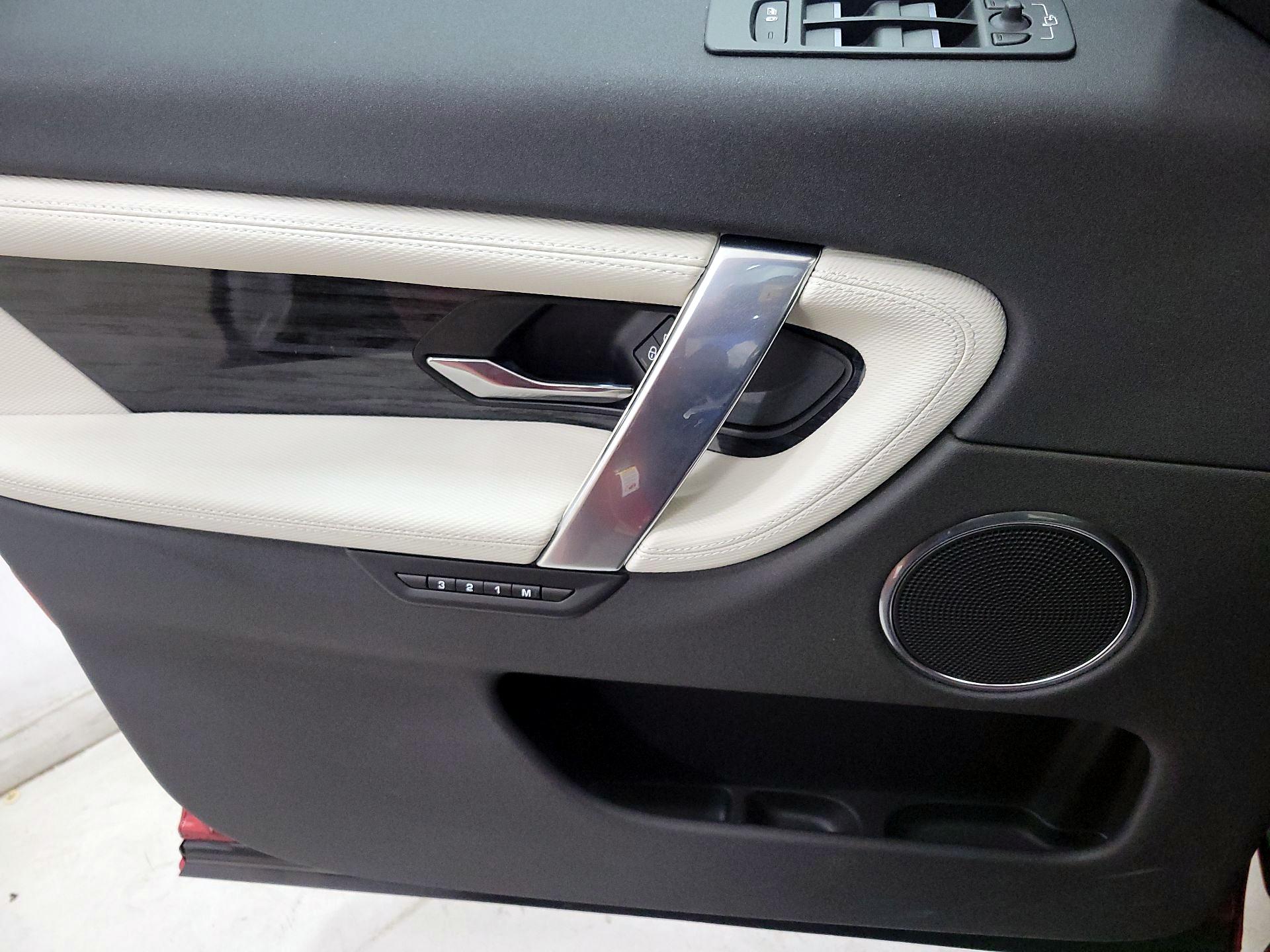 Thumbnail: 2020 Land Rover Discovery Sport - 12