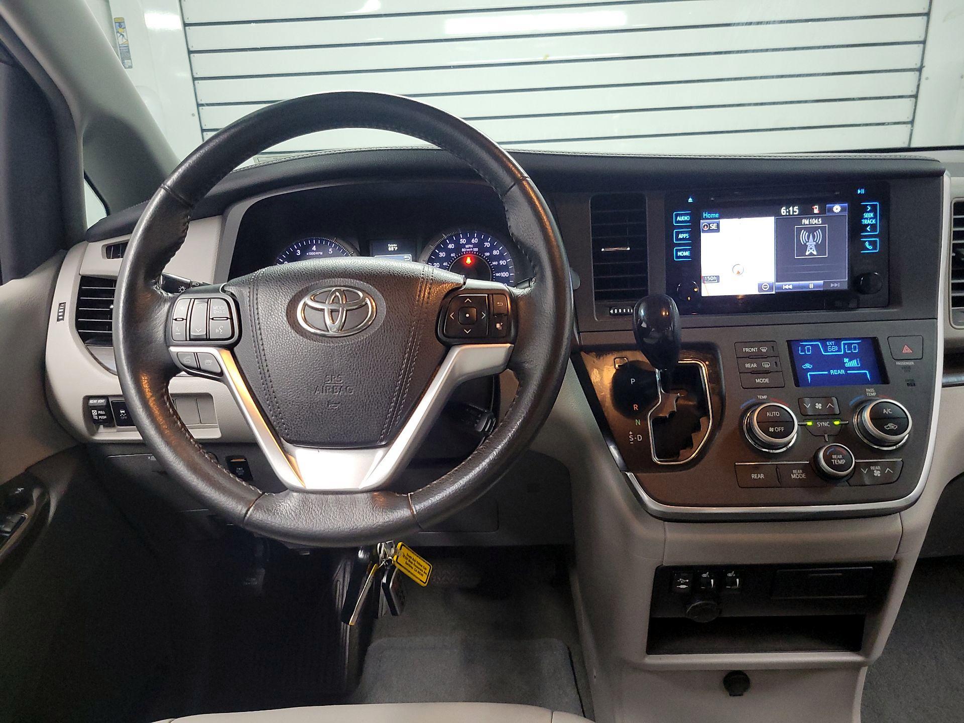 Thumbnail: 2017 Toyota Sienna - 9