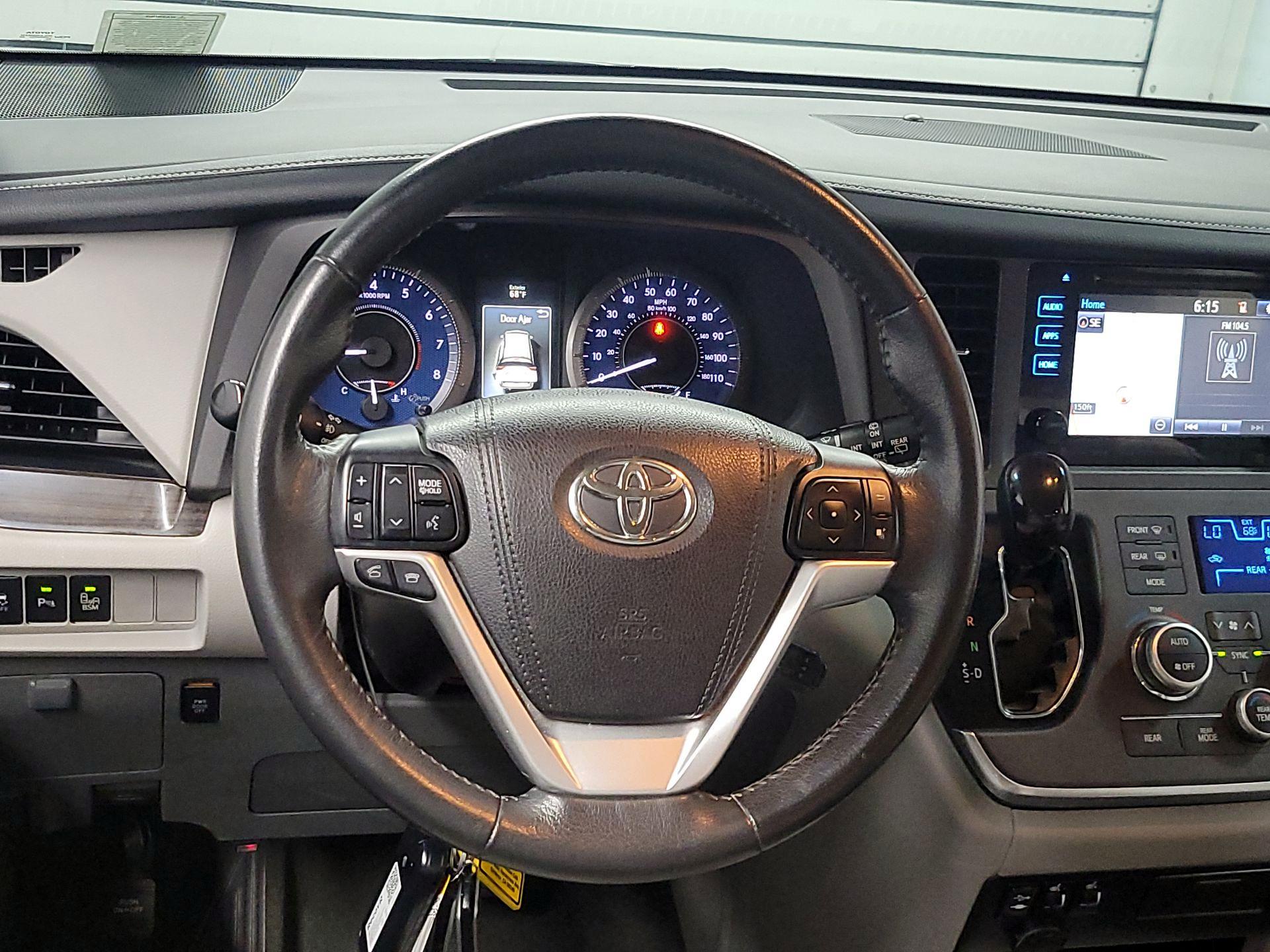 Thumbnail: 2017 Toyota Sienna - 10
