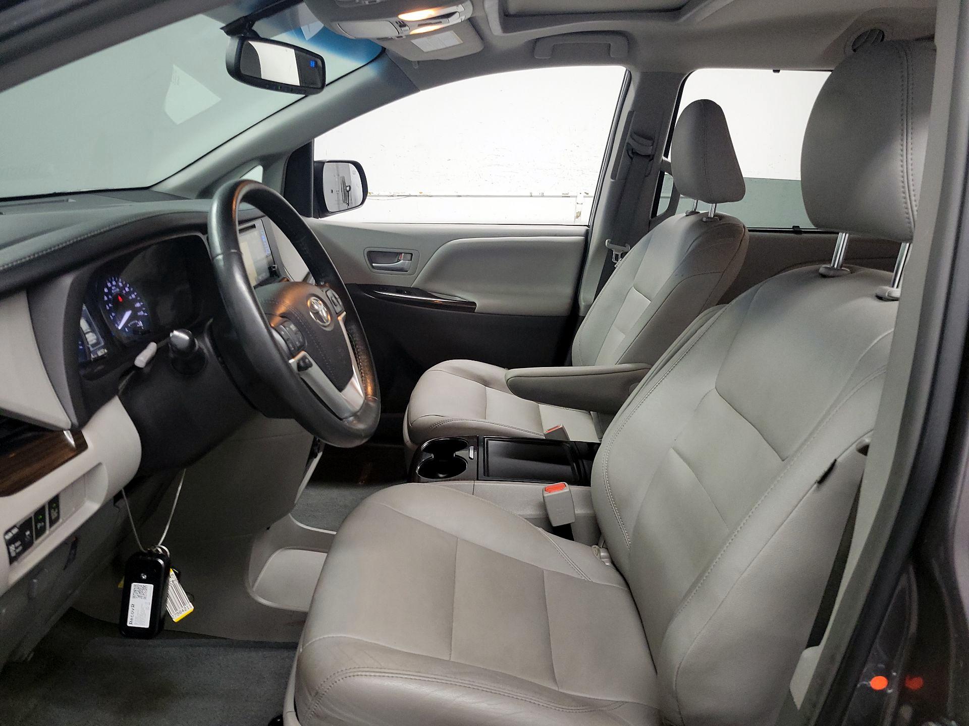 Thumbnail: 2017 Toyota Sienna - 11