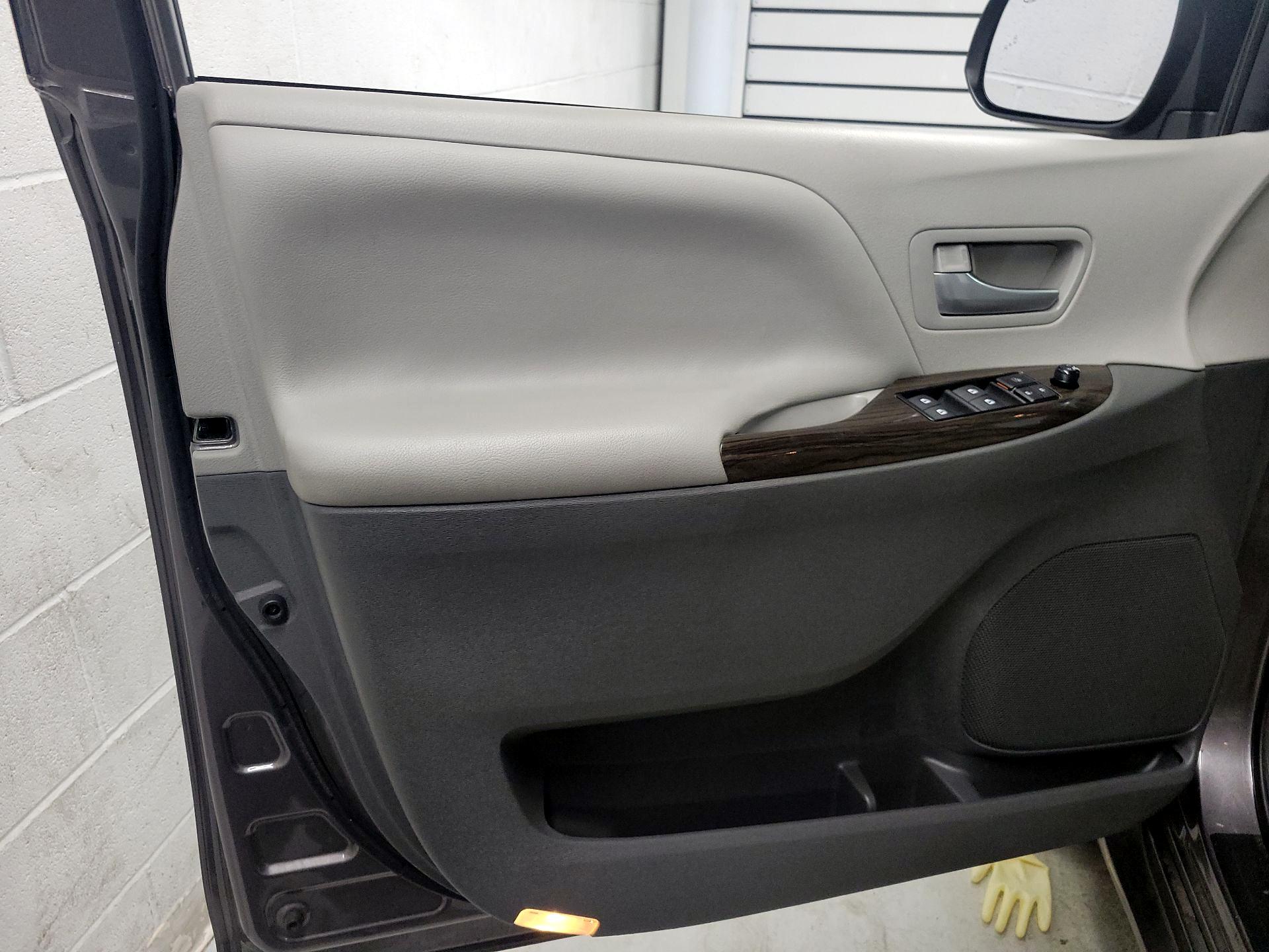 Thumbnail: 2017 Toyota Sienna - 12