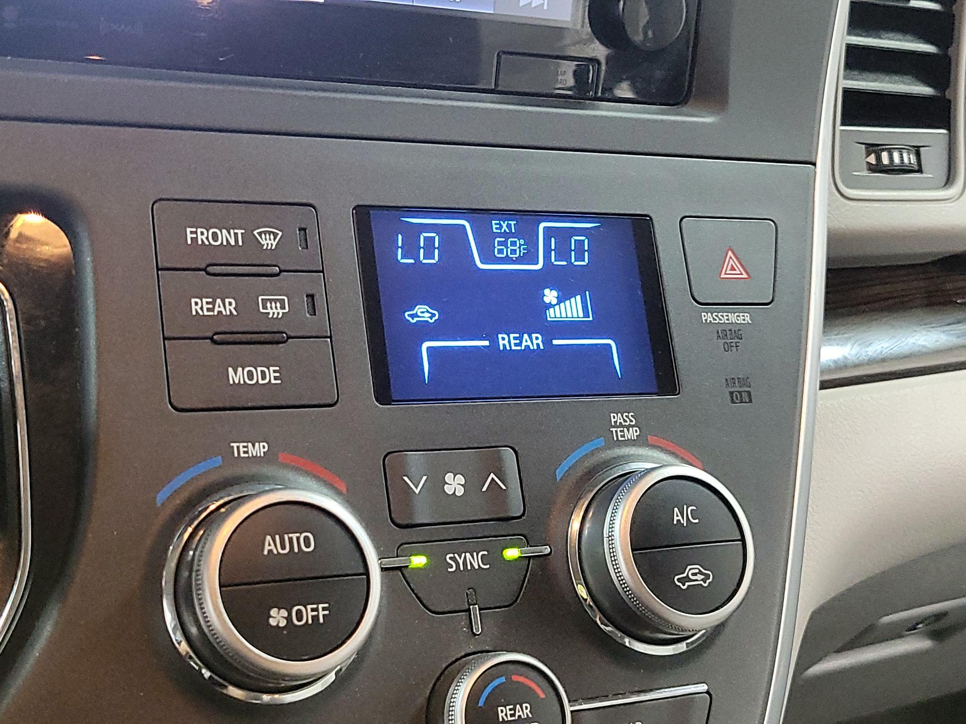 Thumbnail: 2017 Toyota Sienna - 15