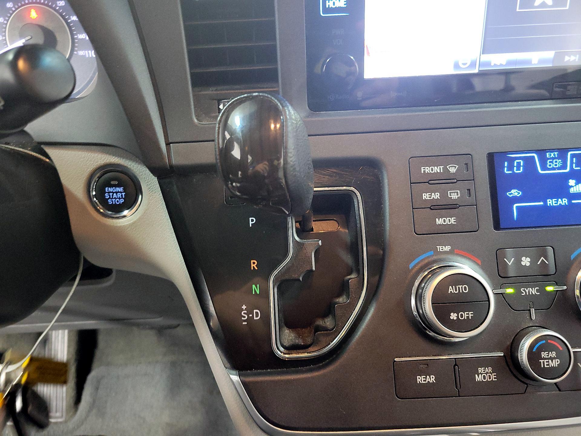 Thumbnail: 2017 Toyota Sienna - 16