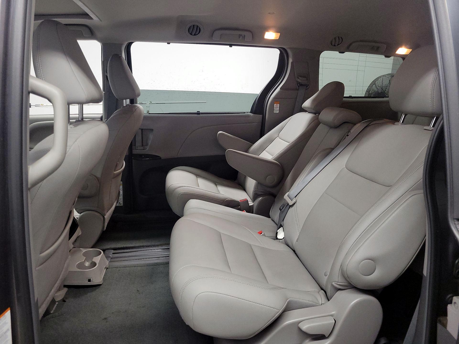 Thumbnail: 2017 Toyota Sienna - 17