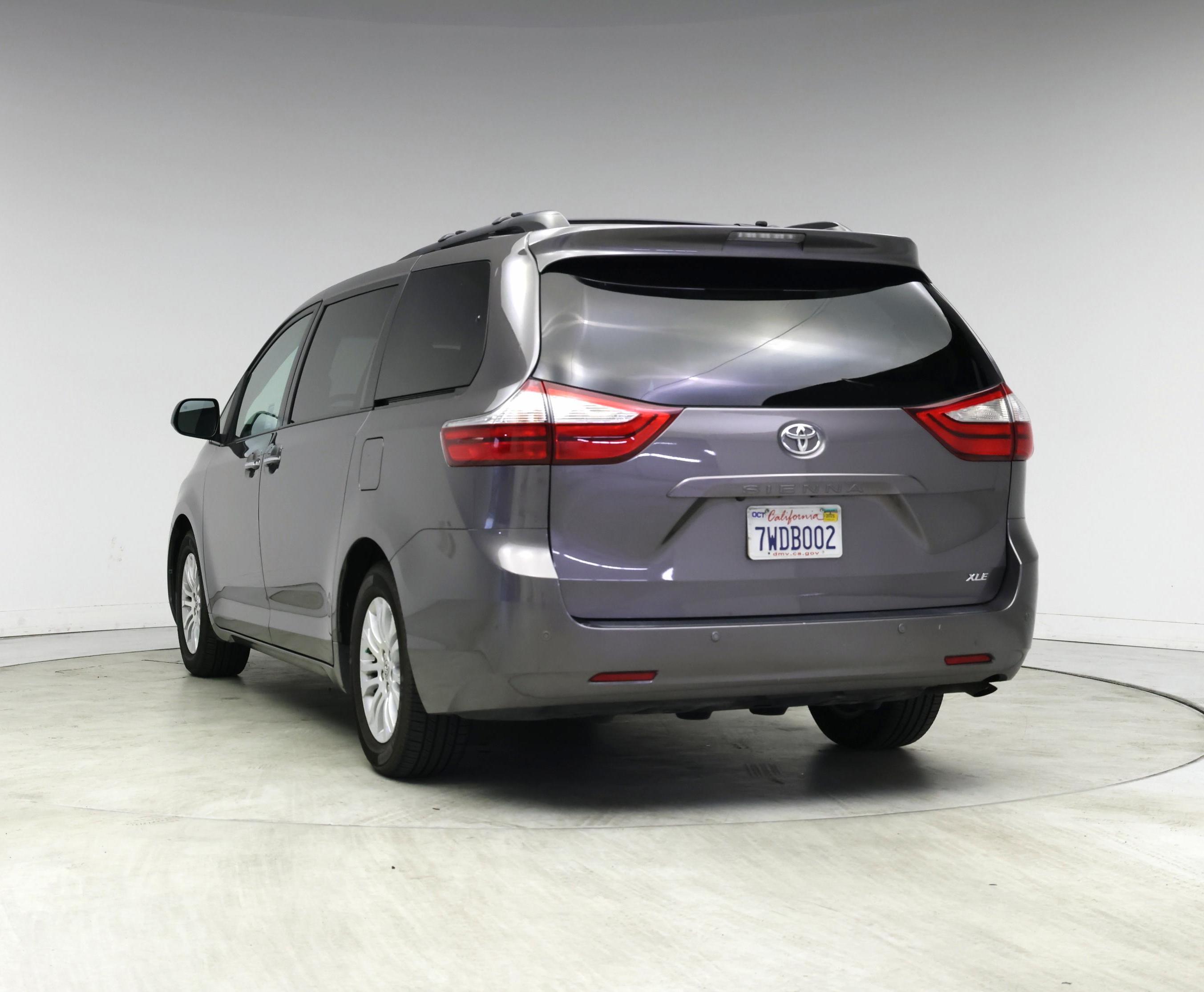 Thumbnail: 2017 Toyota Sienna - 2