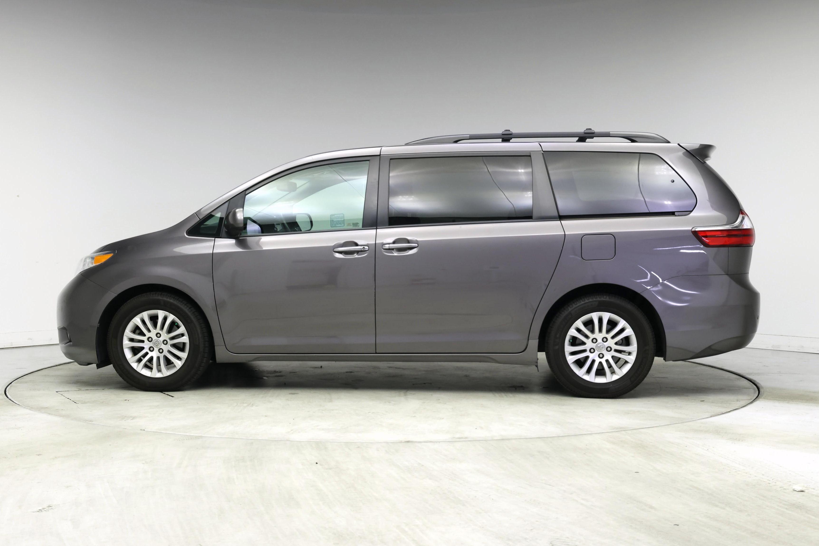 Thumbnail: 2017 Toyota Sienna - 3