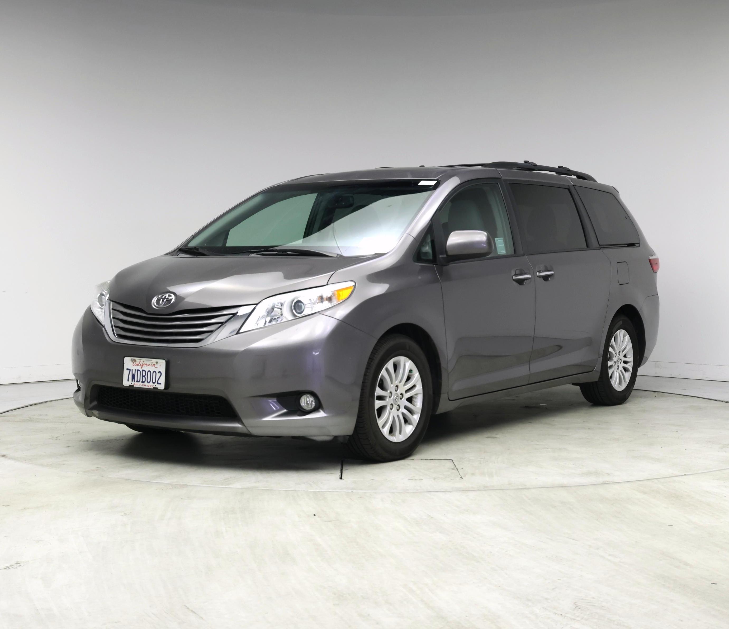 Thumbnail: 2017 Toyota Sienna - 4