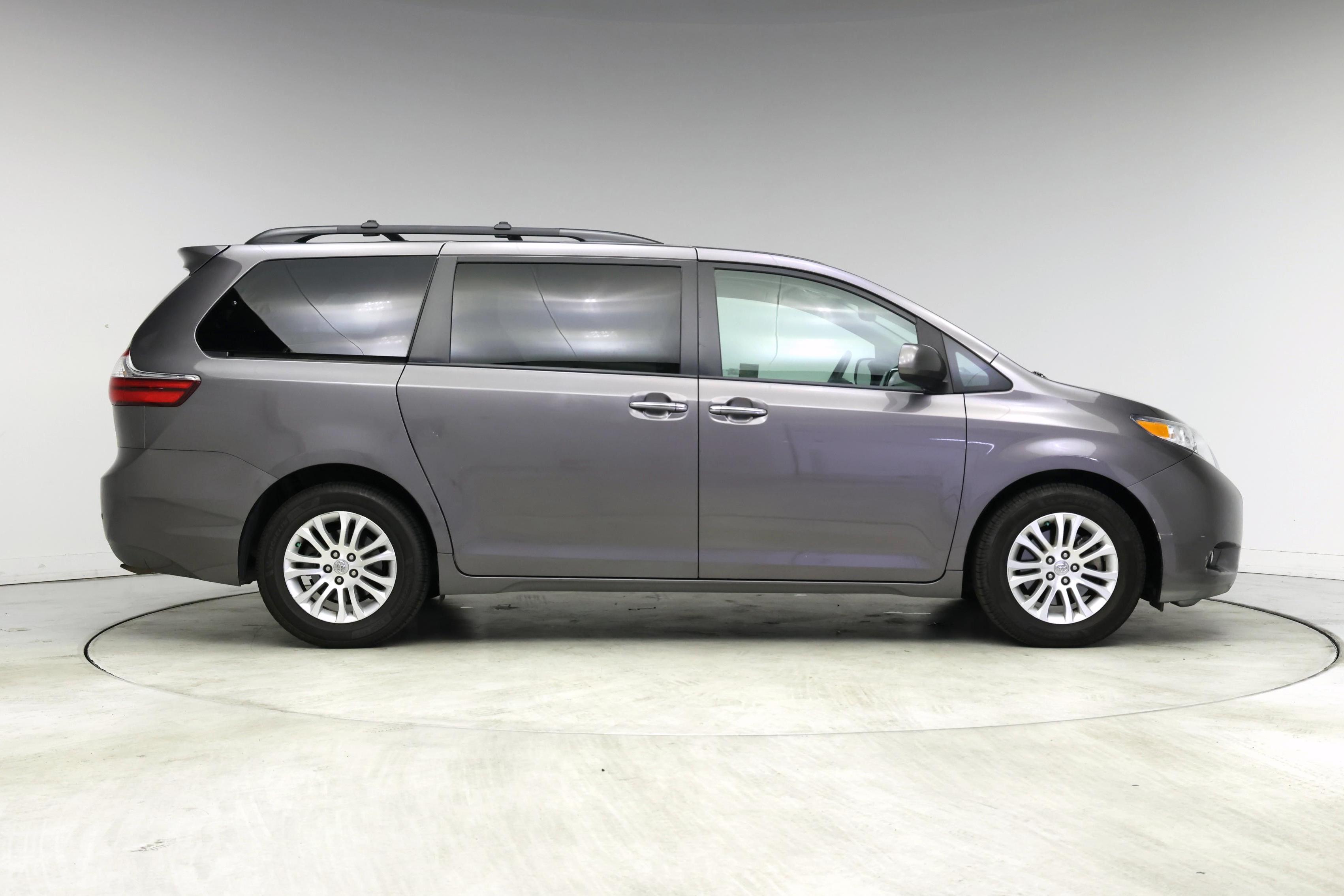 Thumbnail: 2017 Toyota Sienna - 7