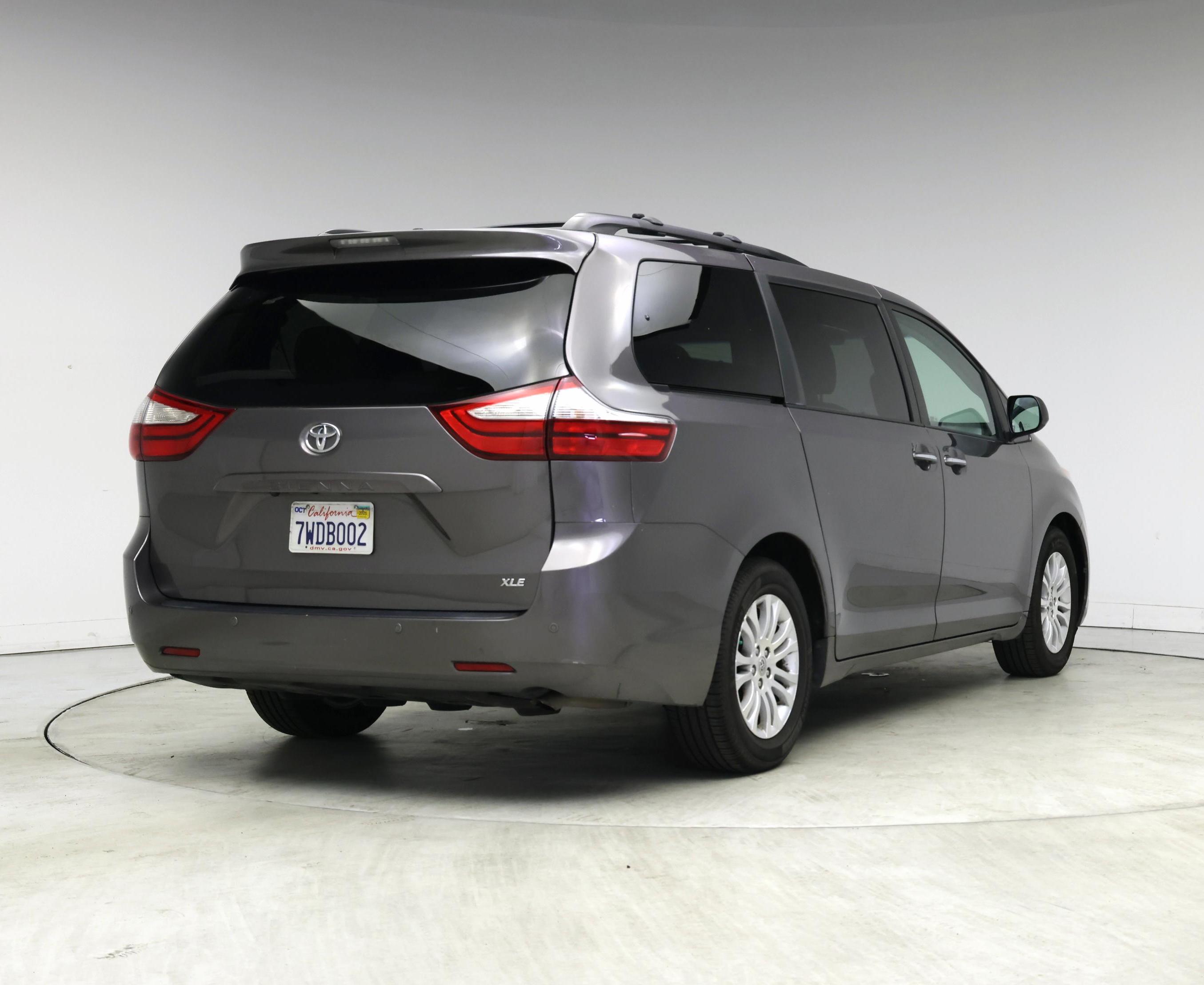 Thumbnail: 2017 Toyota Sienna - 8