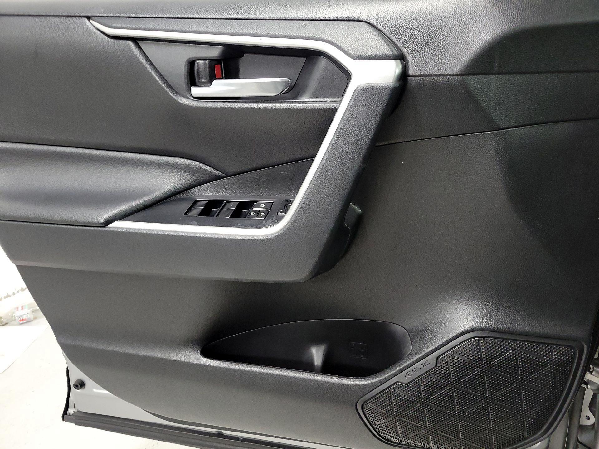 Thumbnail: 2019 Toyota RAV4 - 12