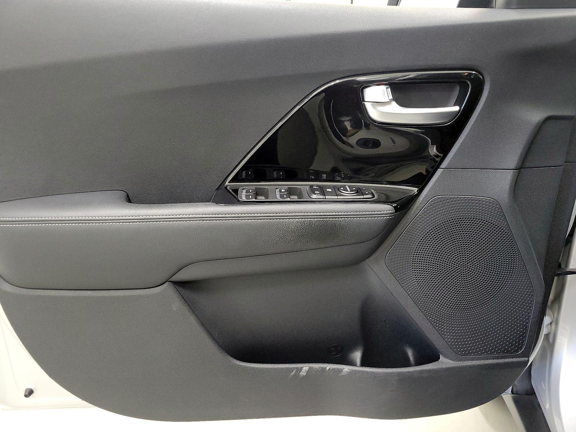 Thumbnail: 2020 Kia Niro - 12