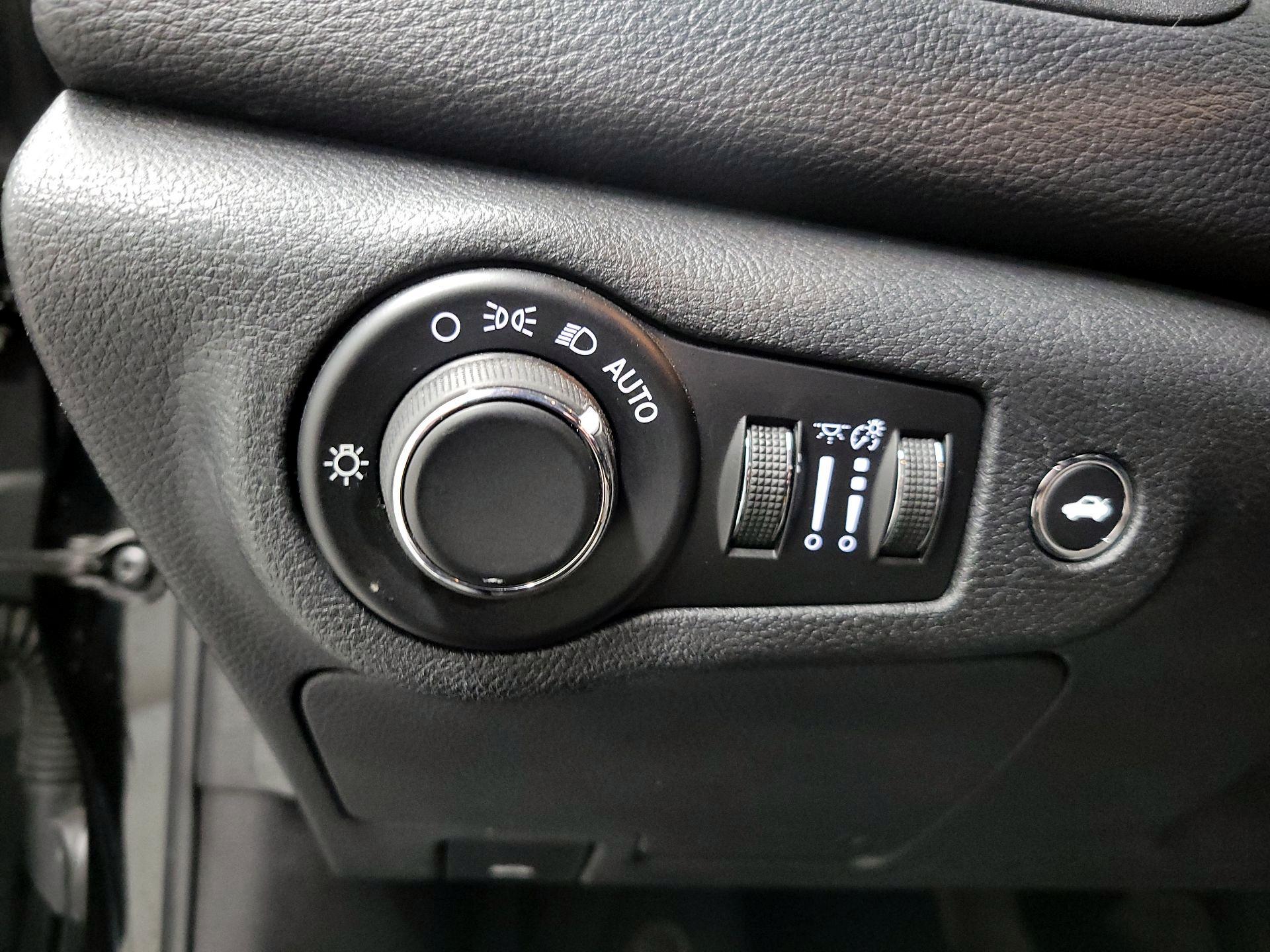 Thumbnail: 2016 Chrysler 200 - 13