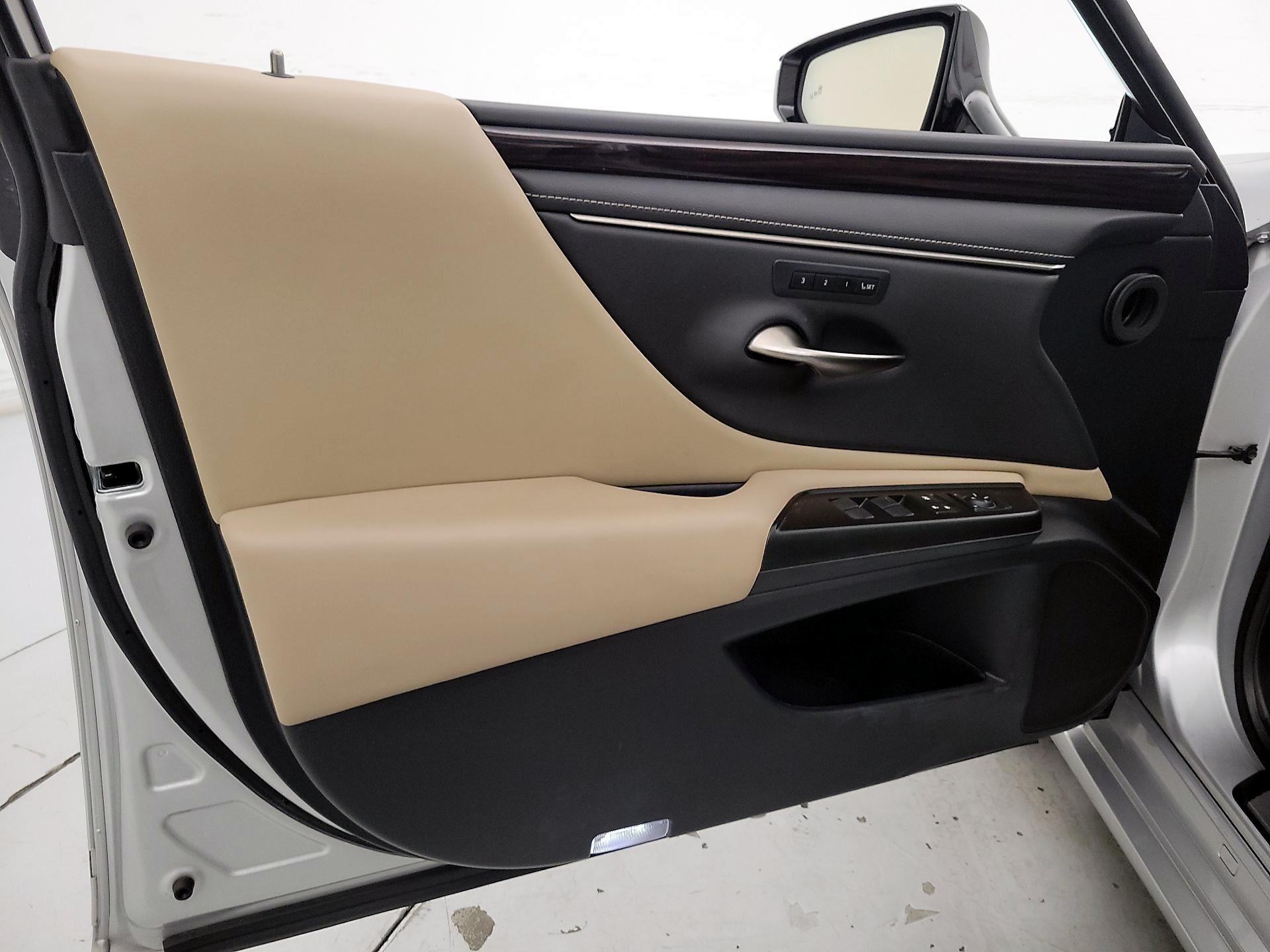 Thumbnail: 2019 Lexus ES - 12