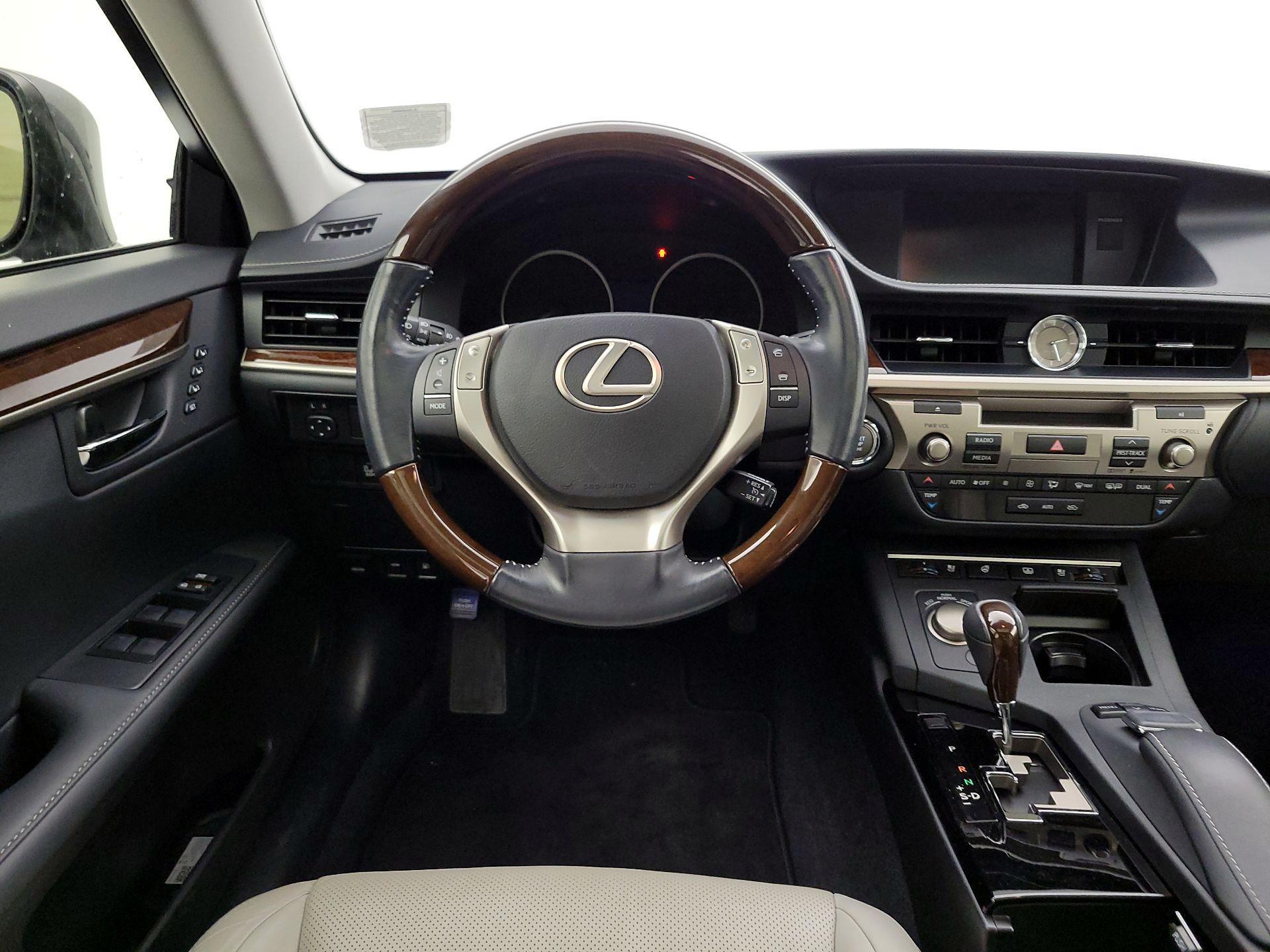 Thumbnail: 2015 Lexus ES - 10