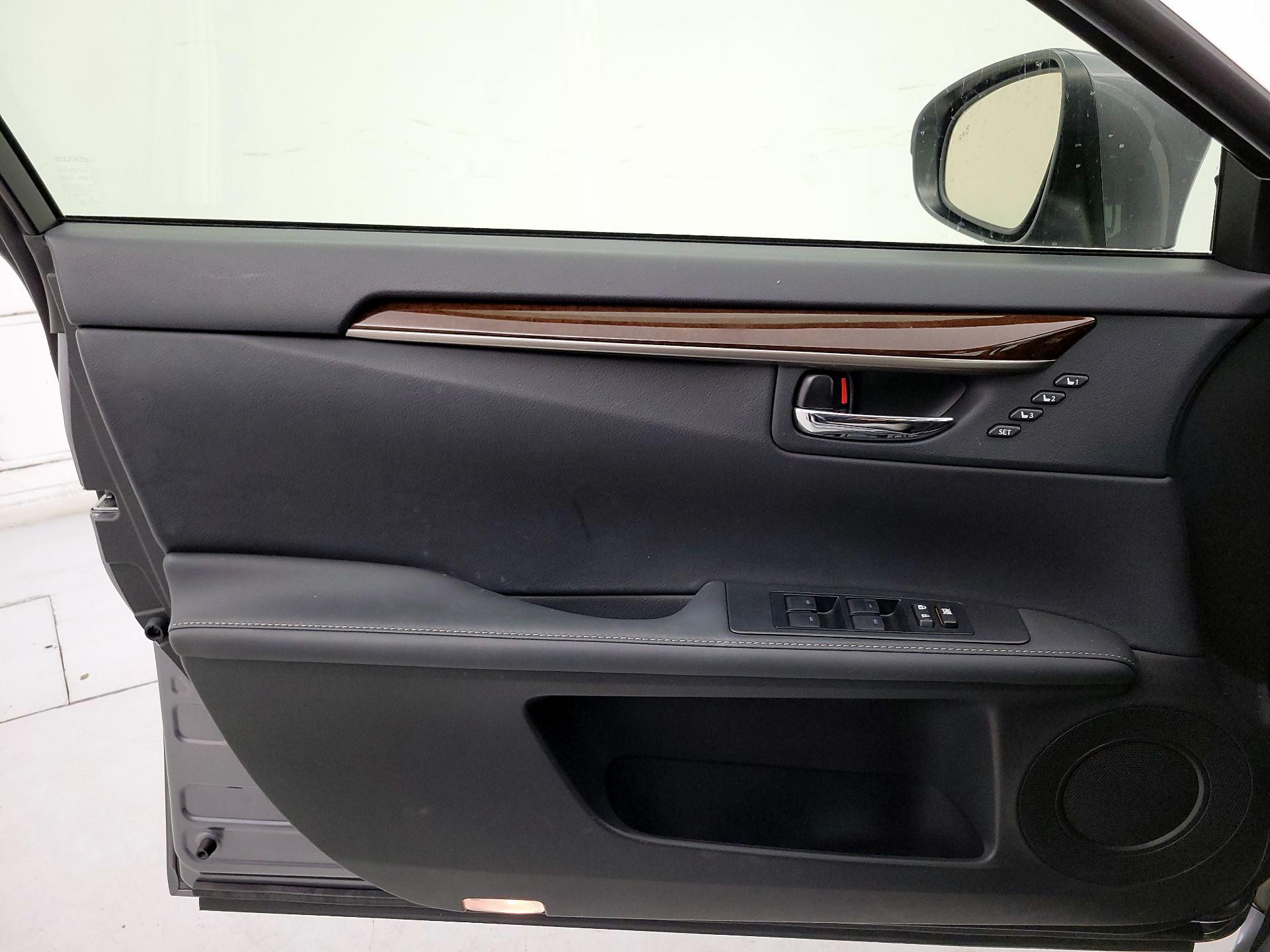 Thumbnail: 2015 Lexus ES - 12