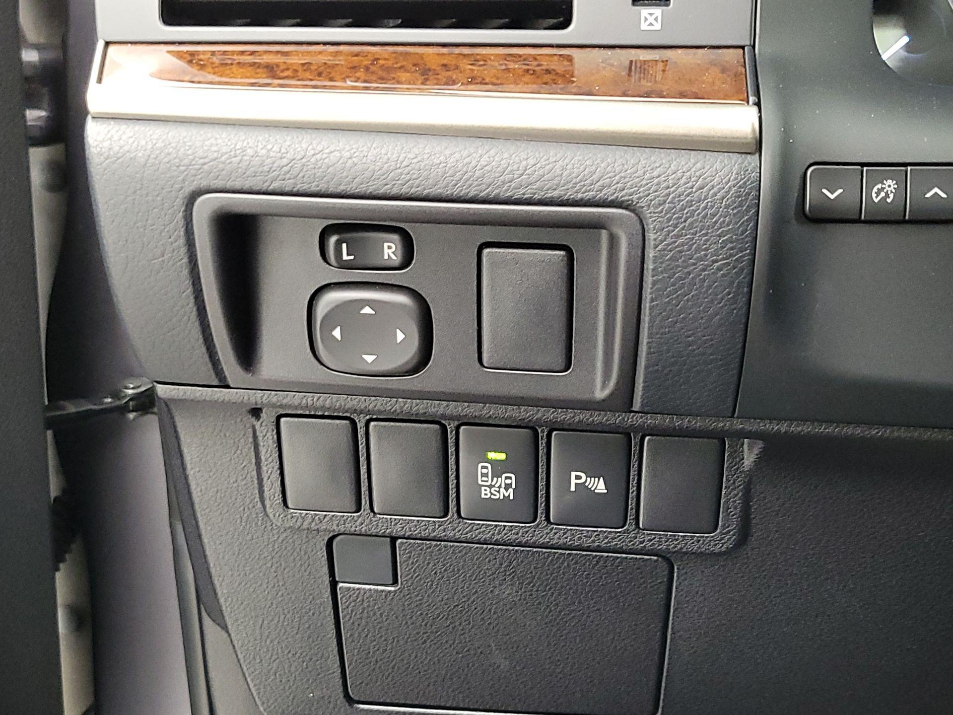 Thumbnail: 2015 Lexus ES - 13