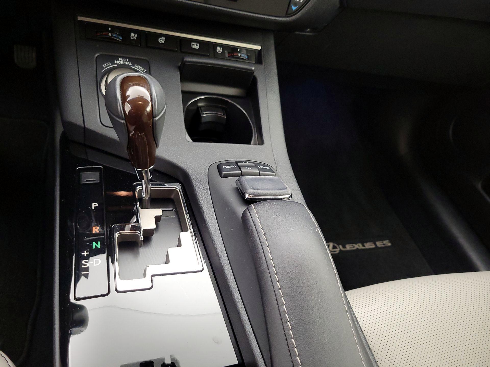 Thumbnail: 2015 Lexus ES - 18