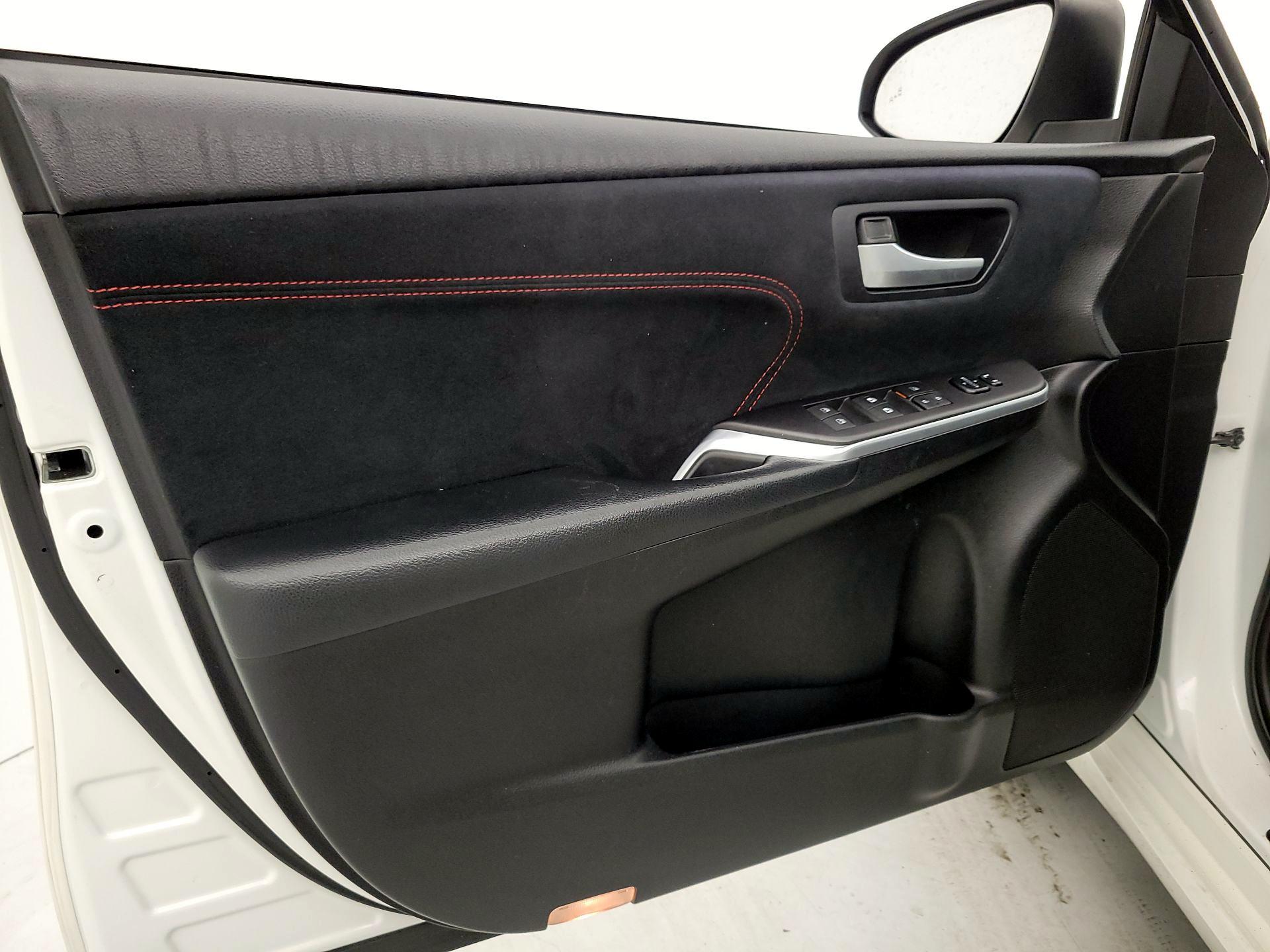 Thumbnail: 2016 Toyota Camry - 12