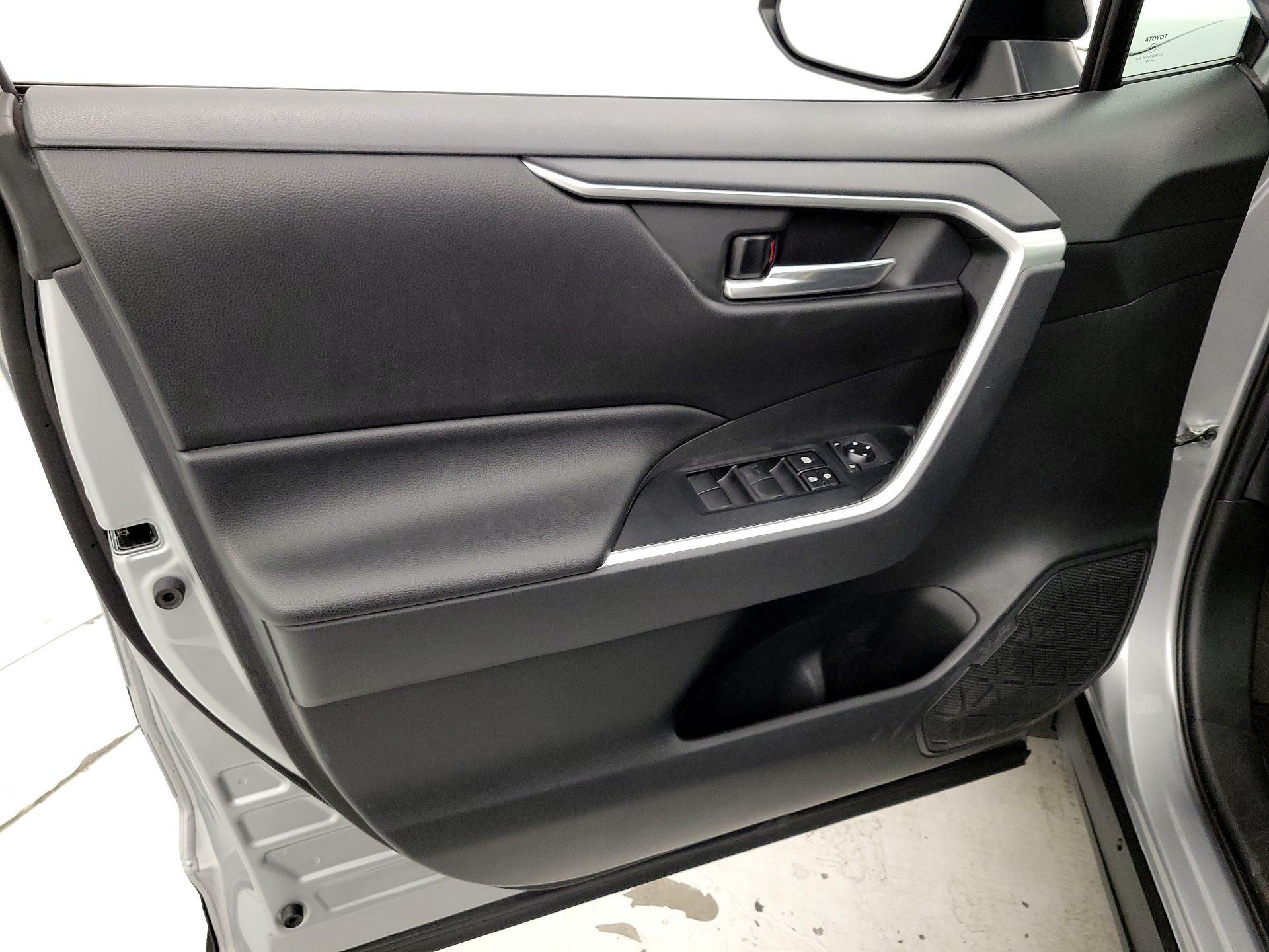 Thumbnail: 2019 Toyota RAV4 - 12