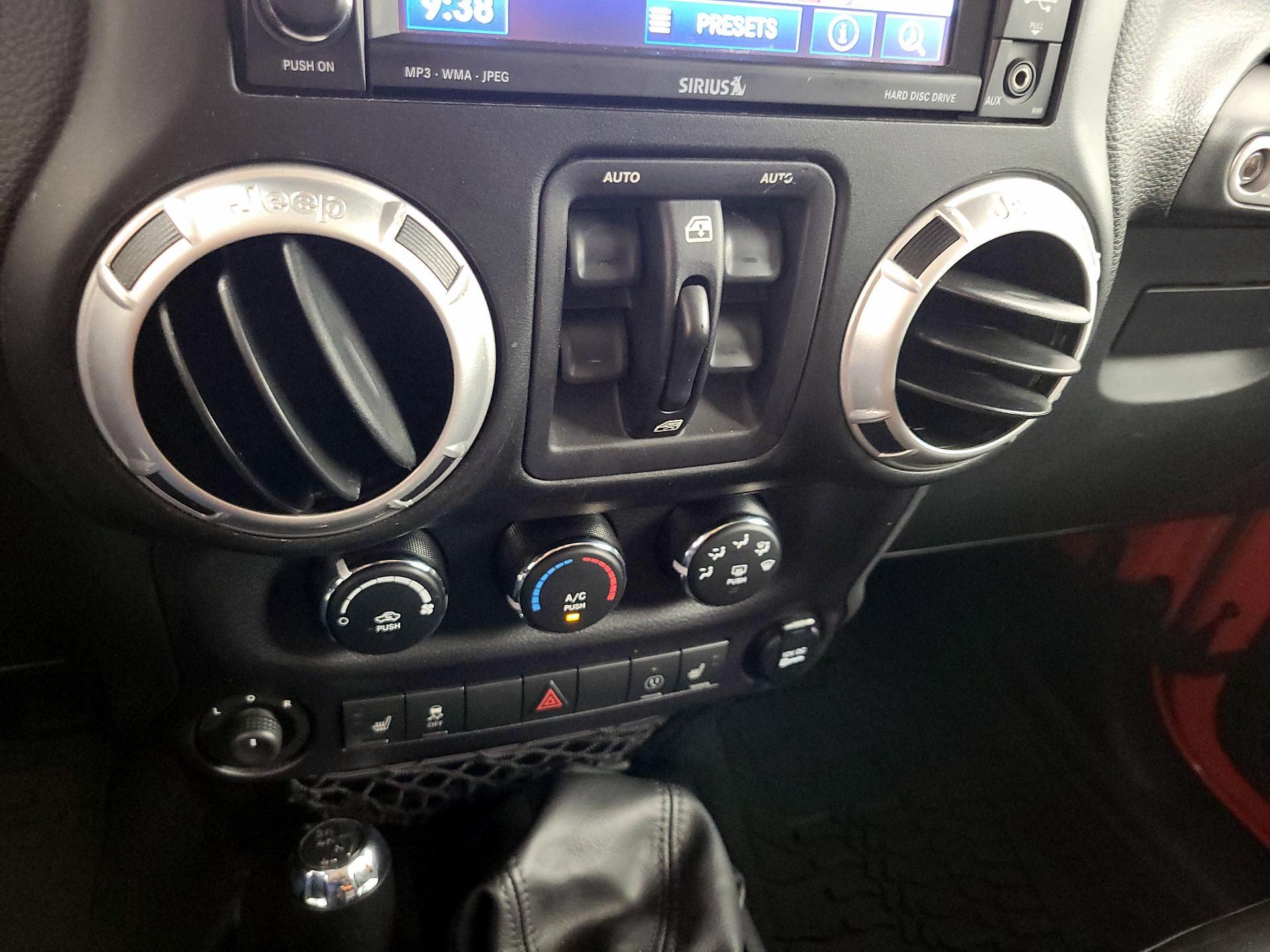 Thumbnail: 2015 Jeep Wrangler - 15